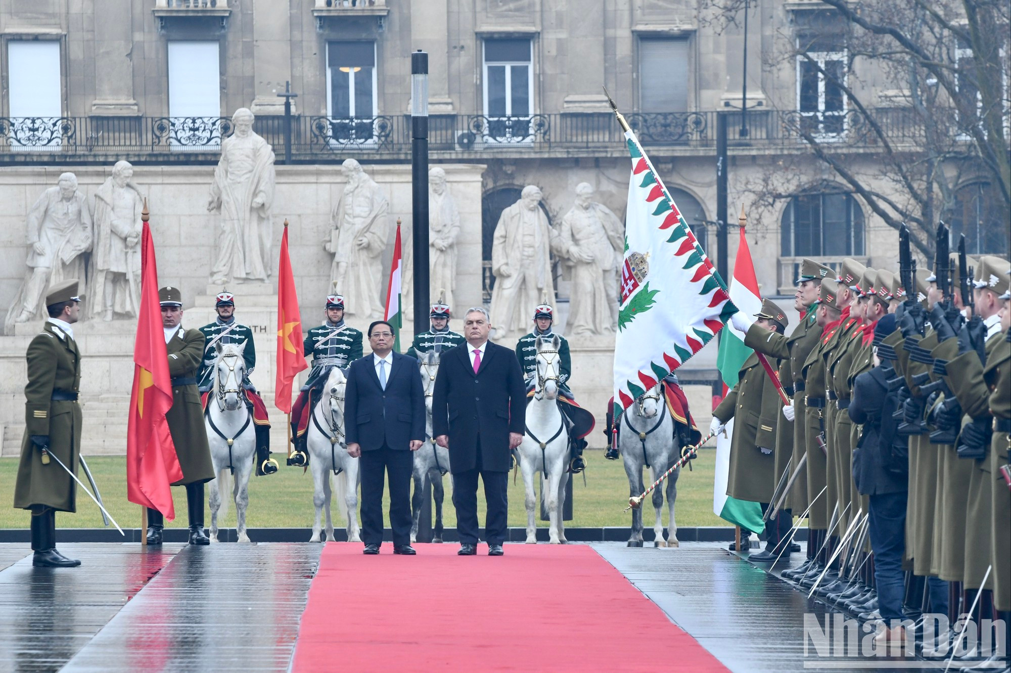 El primer ministro húngaro, Viktor Orban, preside la ceremonia oficial de bienvenida de su similar vietnamita, Pham Minh Chinh, y la delegación de alto rango. El primer ministro húngaro, Viktor Orban, preside la ceremonia oficial de bienvenida de su similar vietnamita, Pham Minh Chinh, y la delegación de alto rango.