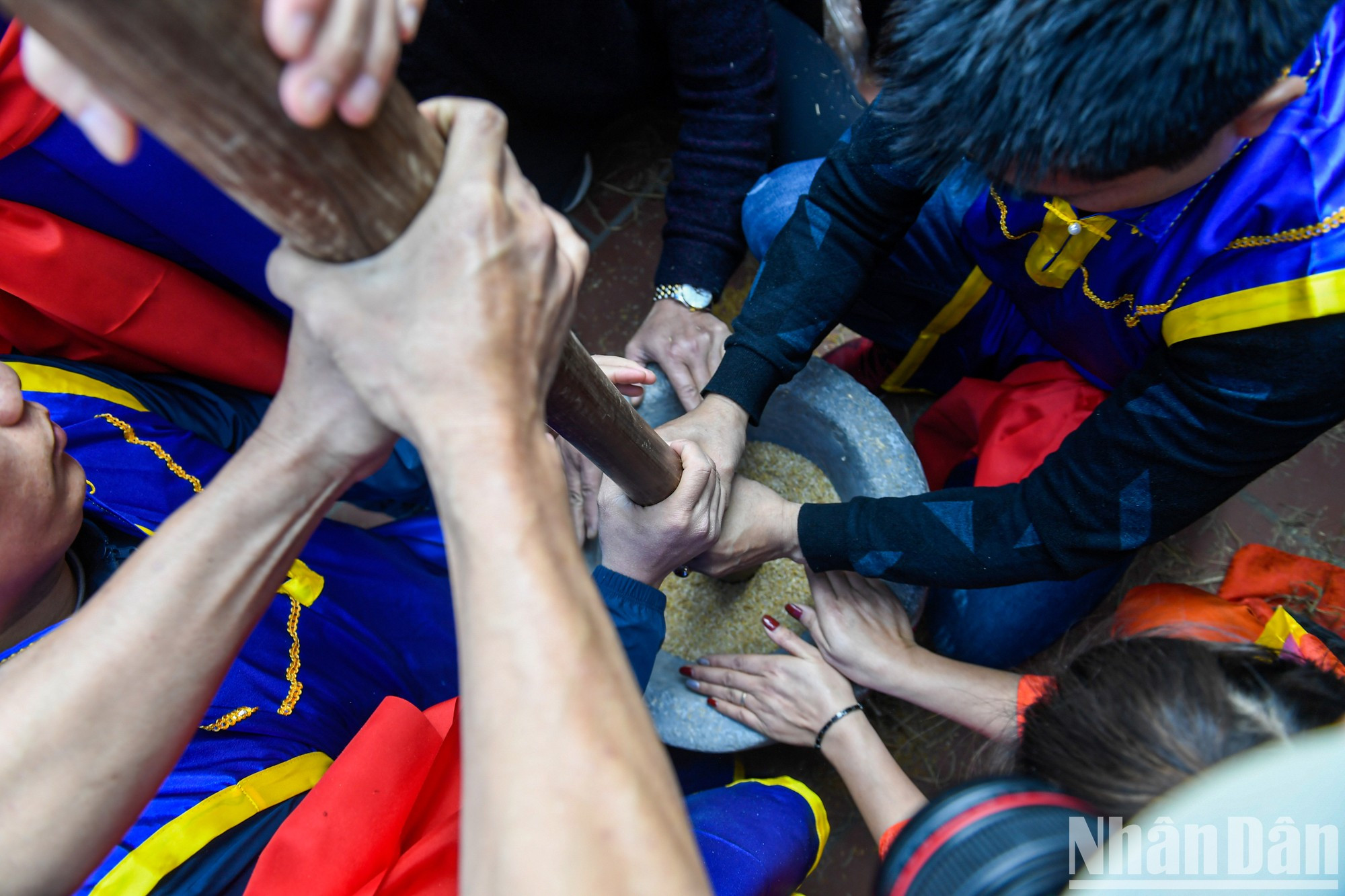El arroz, después de ser macerado con una maja y un mortero, será entregado a las mujeres para tamizar, recoger la arena y lavar antes de cocinar. El arroz, después de ser macerado con una maja y un mortero, será entregado a las mujeres para tamizar, recoger la arena y lavar antes de cocinar.