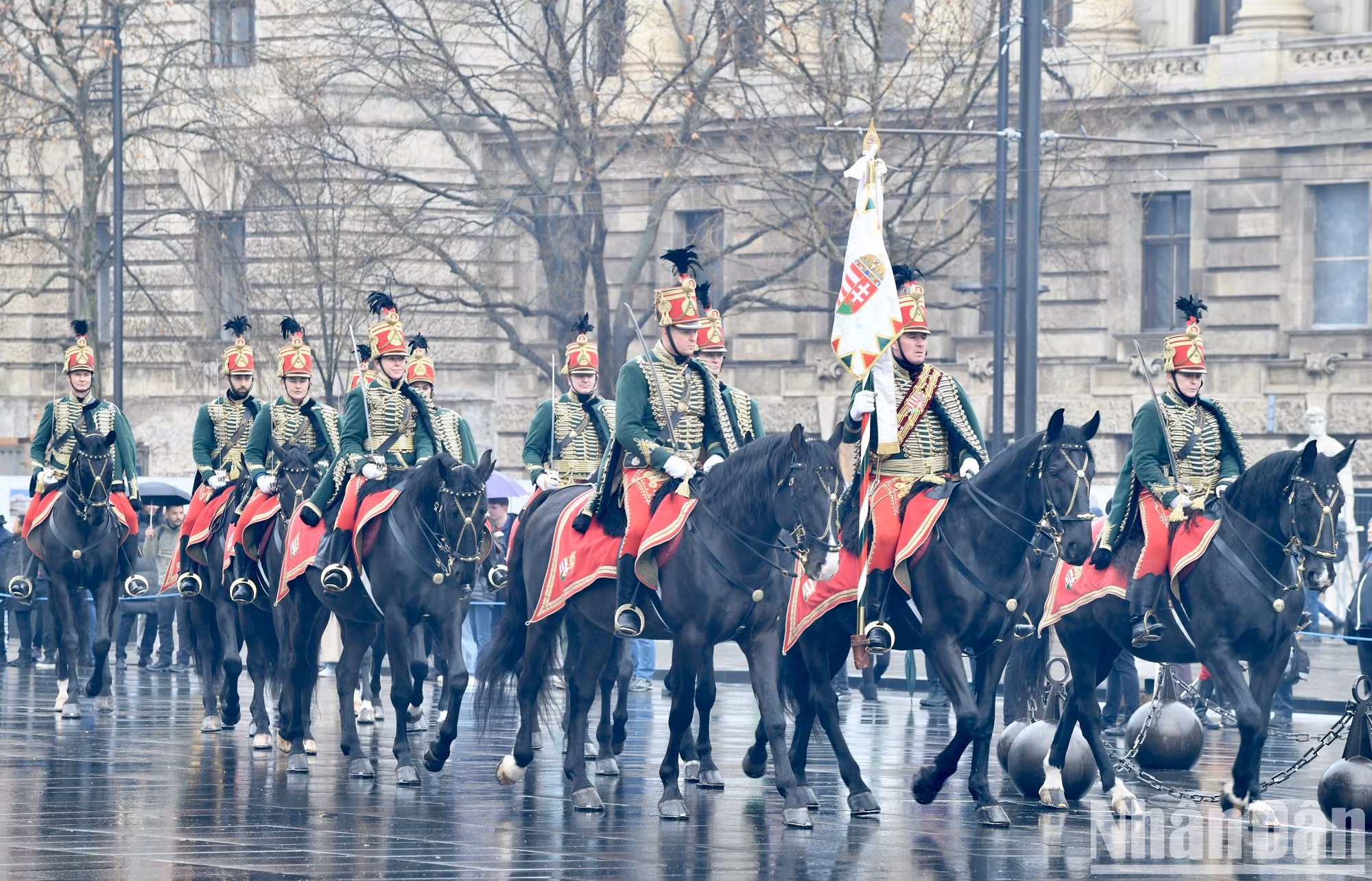 La guardia de honor compuesta por música militar y caballería.