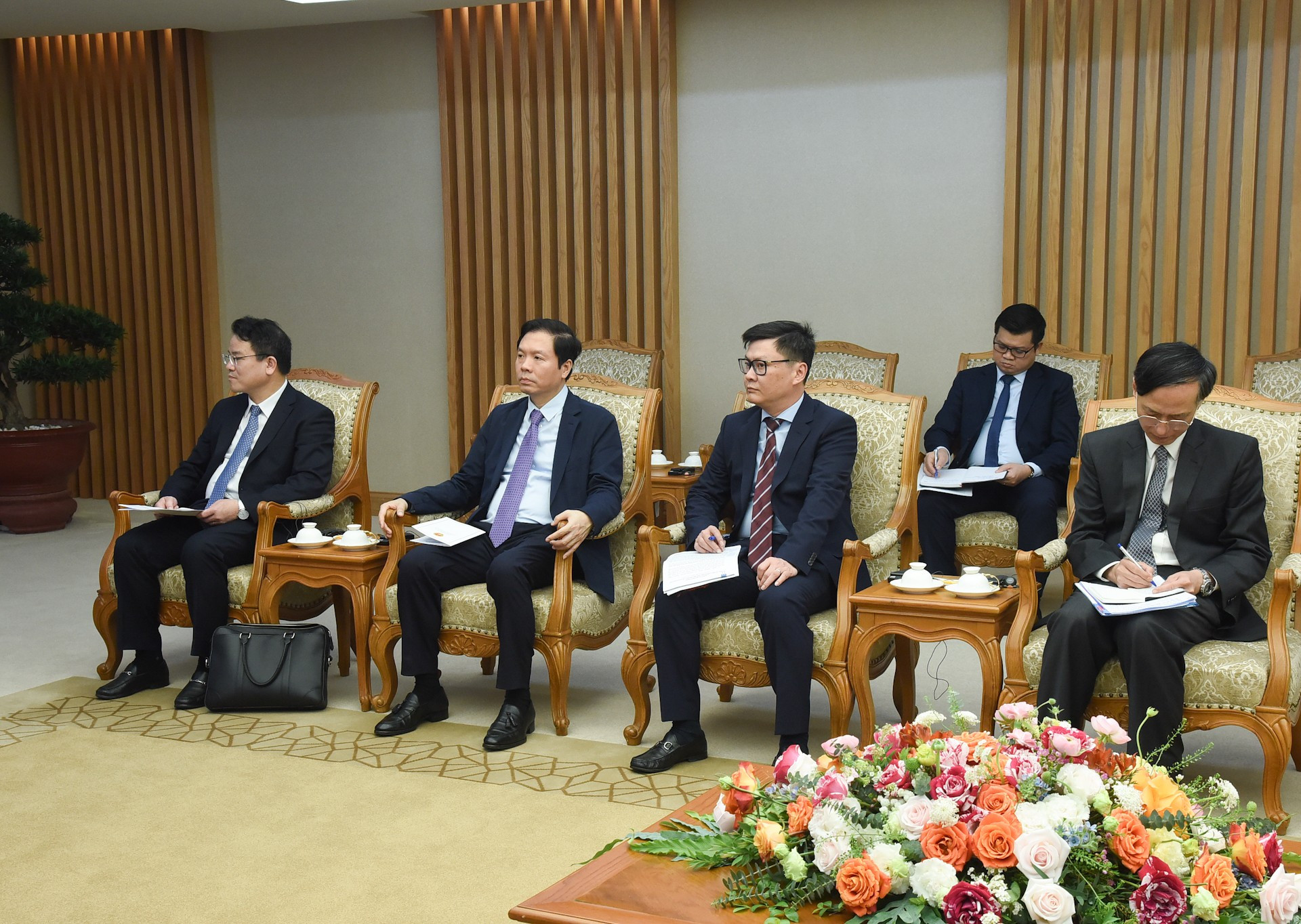 Representantes de ministerios, departamentos y sectores de Vietnam en el encuentro. Representantes de ministerios, departamentos y sectores de Vietnam en el encuentro.