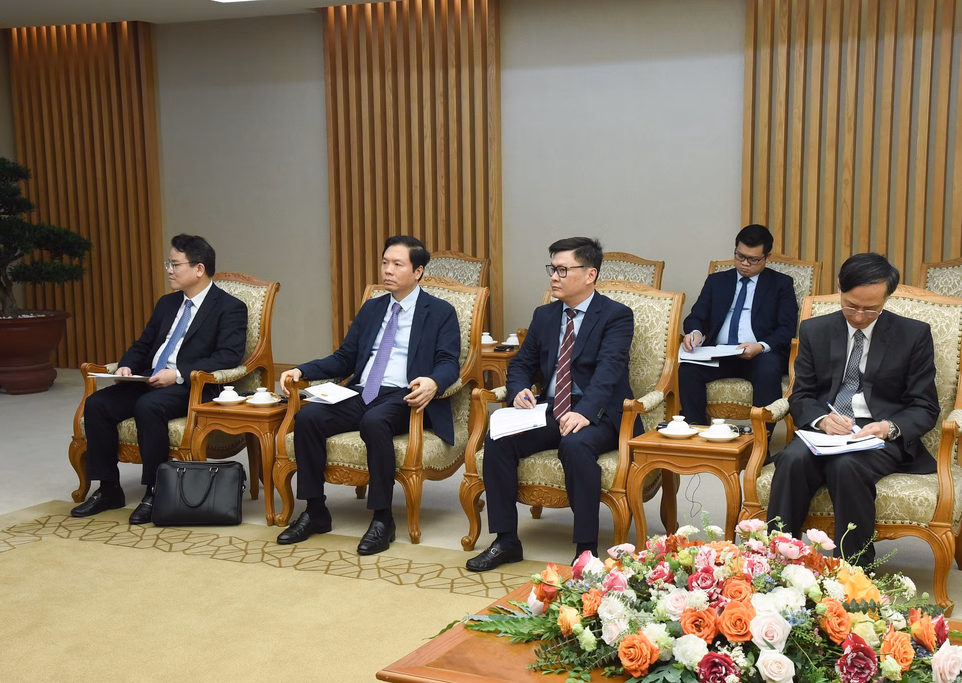 Representantes de ministerios, departamentos y sectores de Vietnam en el encuentro. Representantes de ministerios, departamentos y sectores de Vietnam en el encuentro.