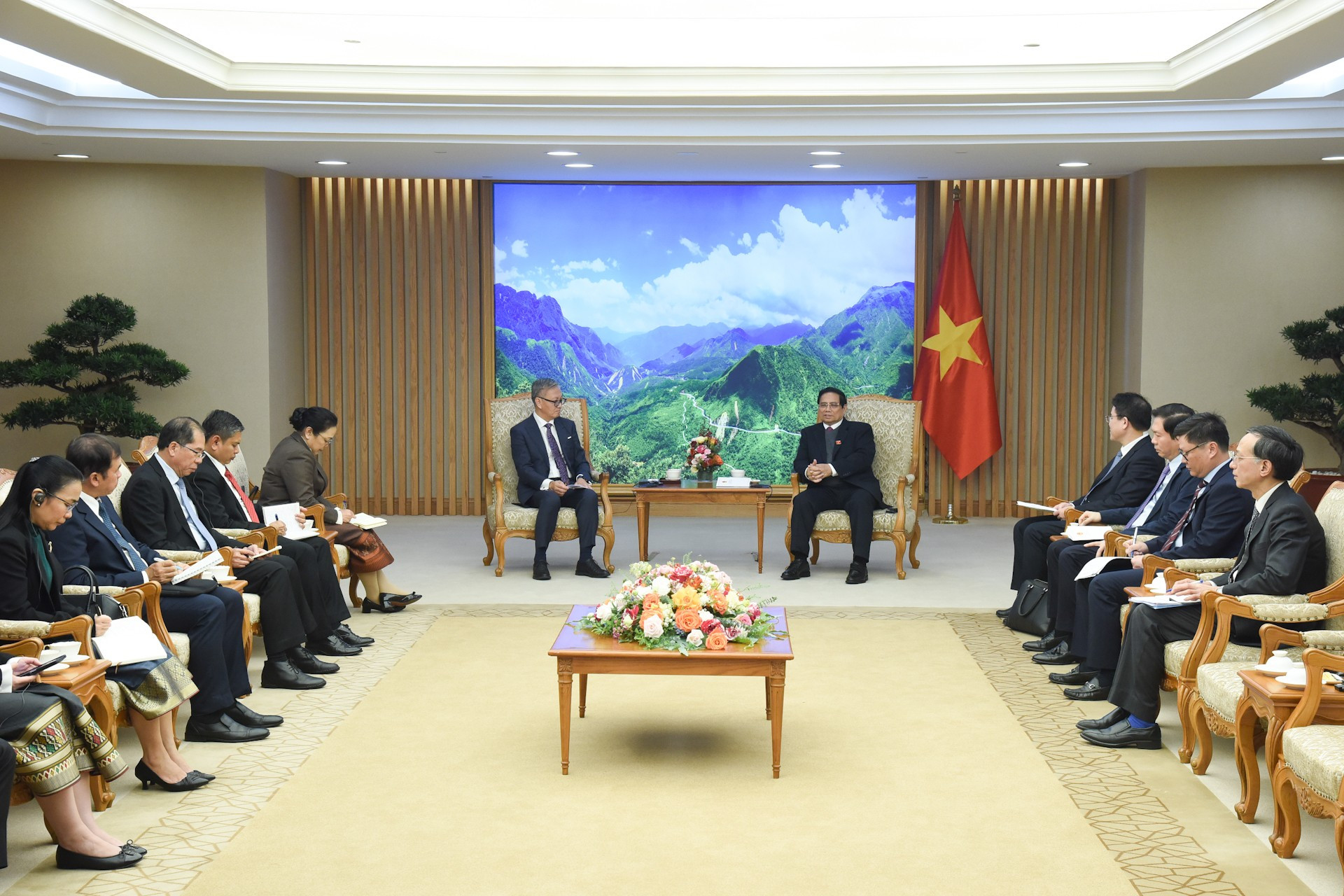El premier vietnamita, Pham Minh Chinh, recibe al ministro de Relaciones Exteriores de Laos, Thongsavanh Phomvihane. El premier vietnamita, Pham Minh Chinh, recibe al ministro de Relaciones Exteriores de Laos, Thongsavanh Phomvihane.