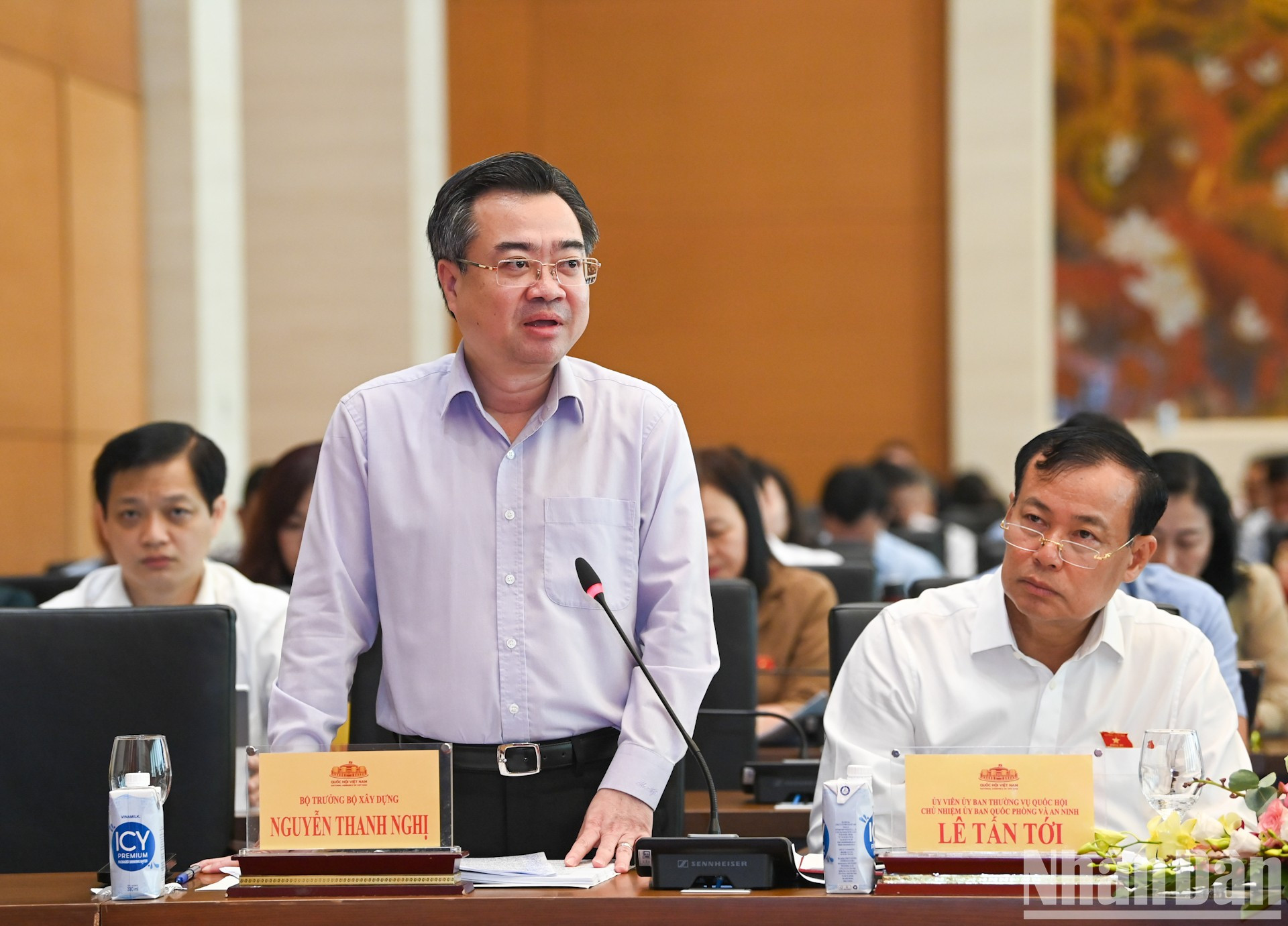 El ministro de Construcción, Nguyen Thanh Nghi, presenta un informe acerca de las cuestiones importantes de los proyectos de leyes. El ministro de Construcción, Nguyen Thanh Nghi, presenta un informe acerca de las cuestiones importantes de los proyectos de leyes.