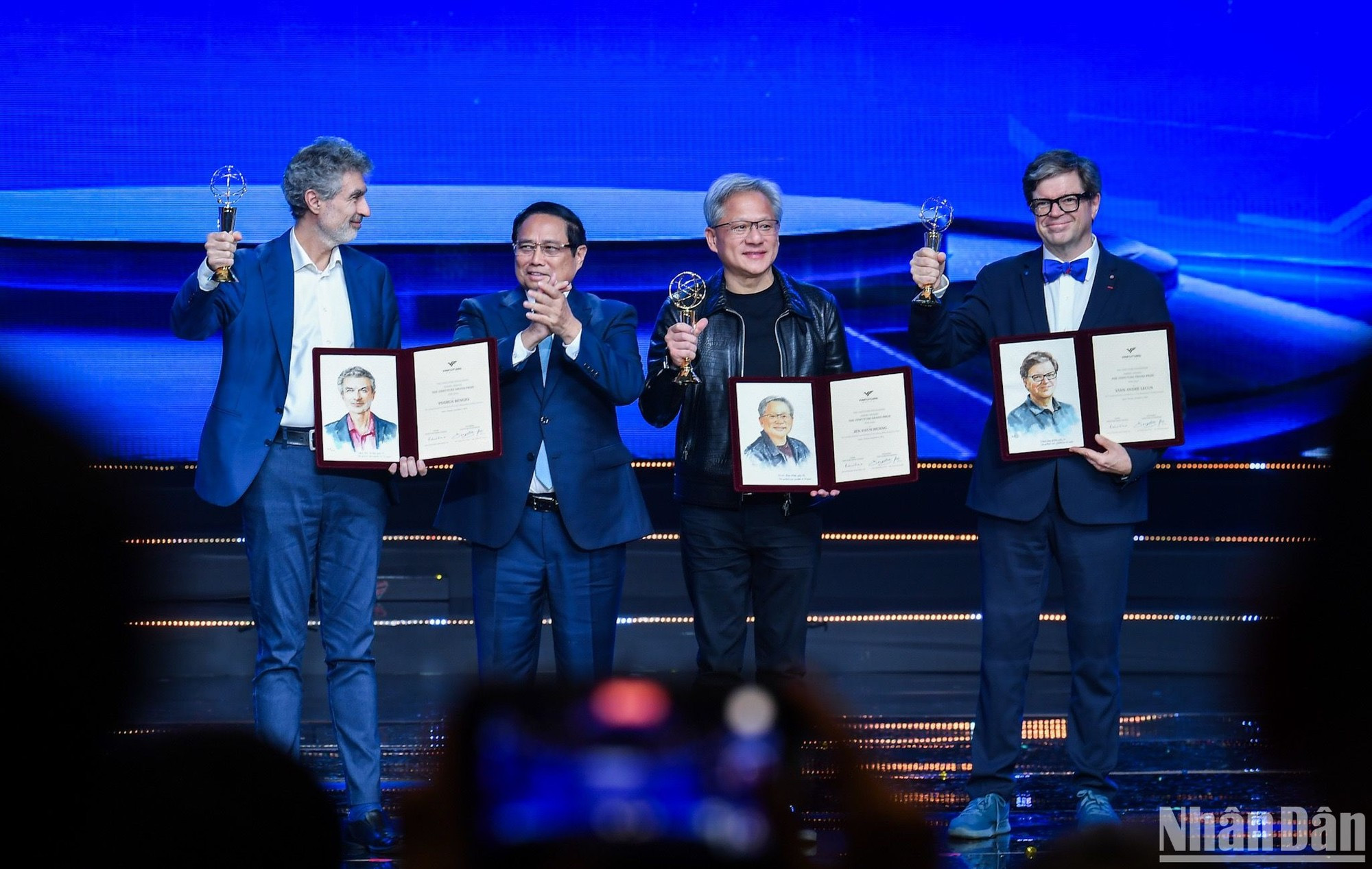 El primer ministro de Vietnam, Pham Minh Chinh, entrega el Premio Principal de VinFuture 2024 a los científicos ganadores.