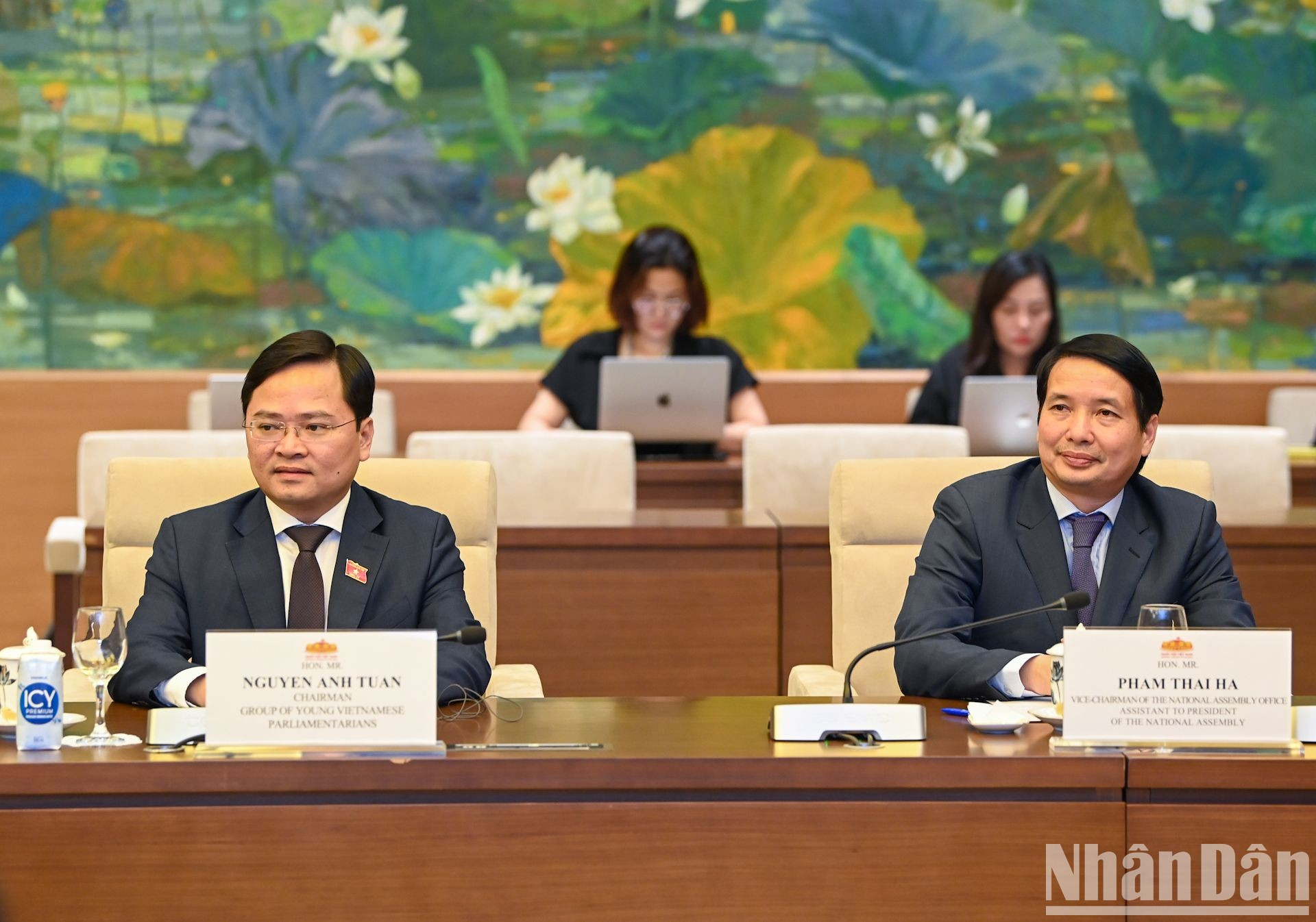 El presidente del Grupo de Jóvenes Diputados de la Asamblea Nacional, Nguyen Anh Tuan; el subjefe de la Oficina del Parlamento, Pham Thai Ha, y los delegados.