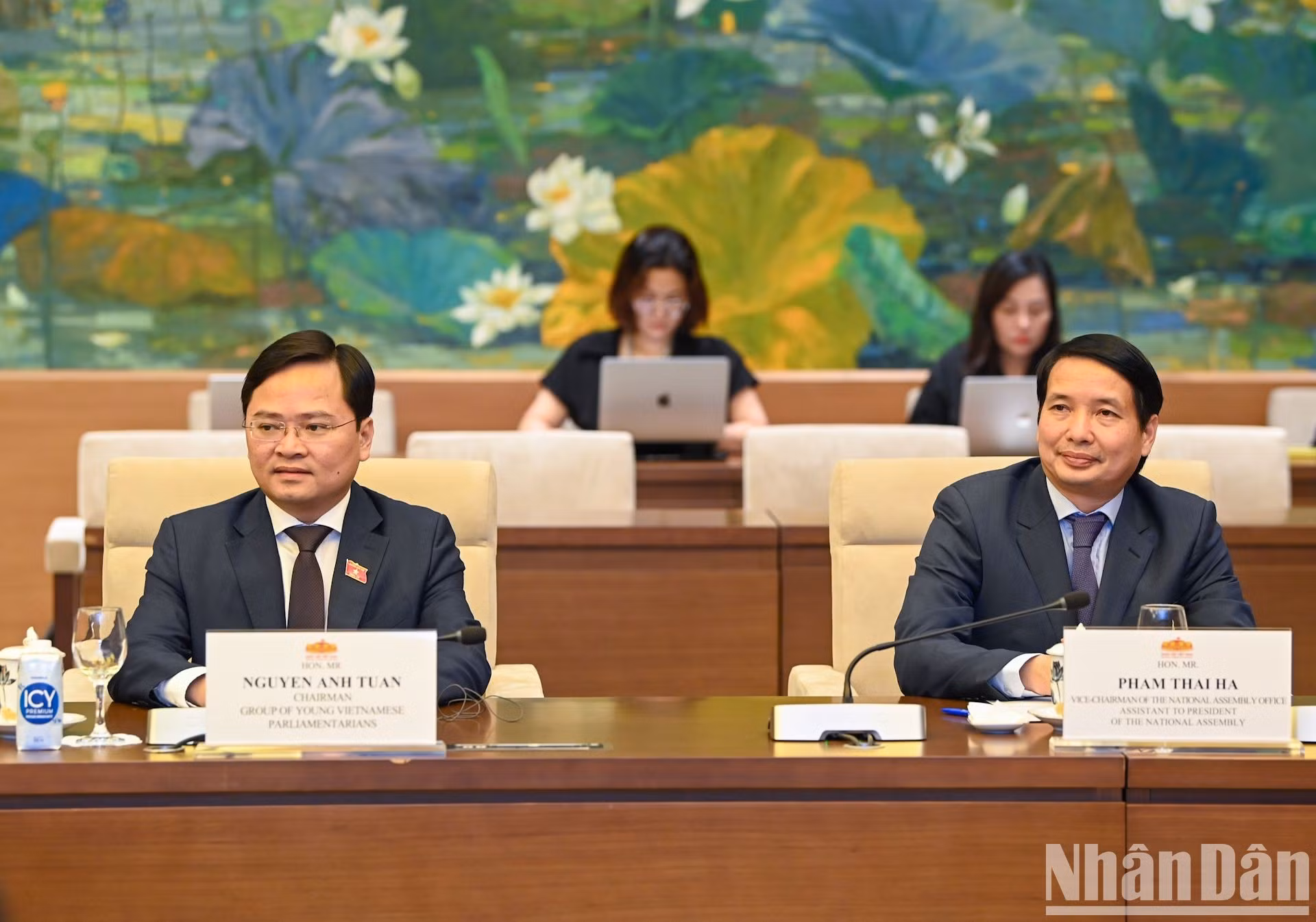 El presidente del Grupo de Jóvenes Diputados de la Asamblea Nacional, Nguyen Anh Tuan; el subjefe de la Oficina del Parlamento, Pham Thai Ha, y los delegados.