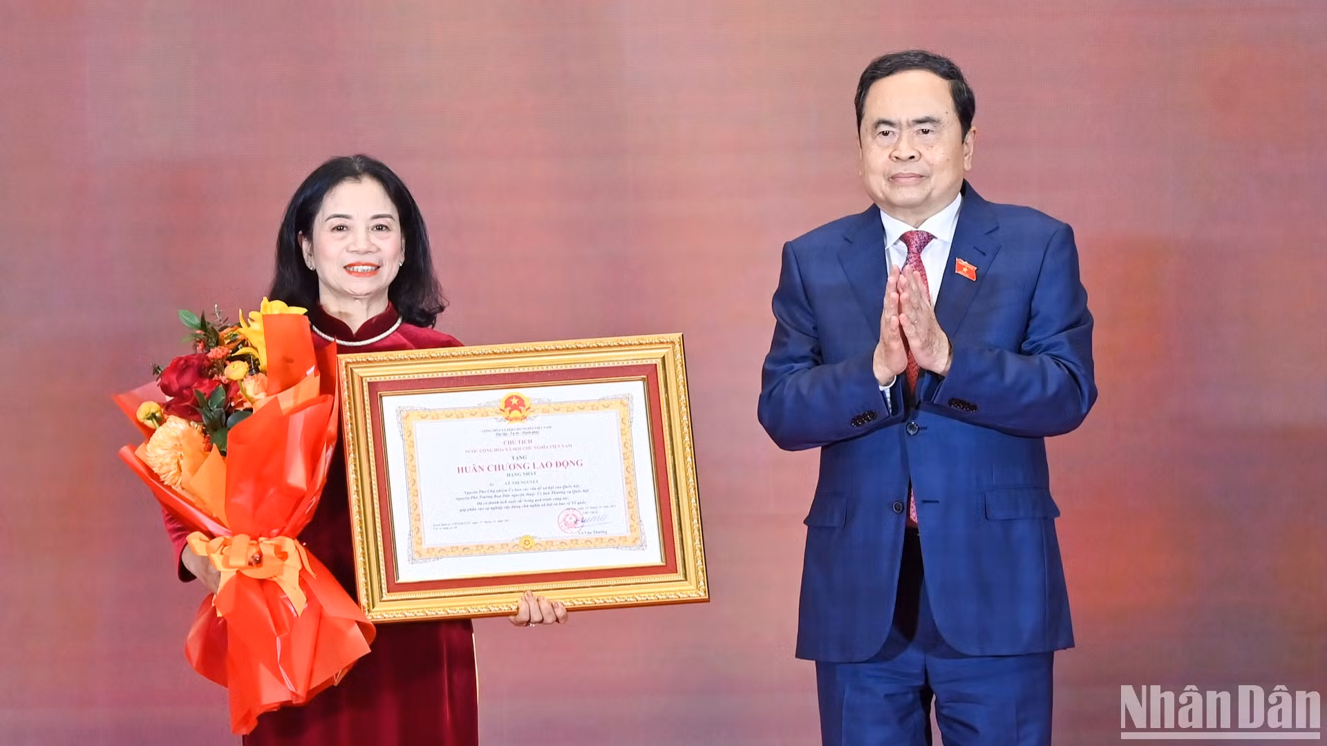 [Foto] Líder legislativo vietnamita entrega certificados de mérito a colectivos e individuos destacados 