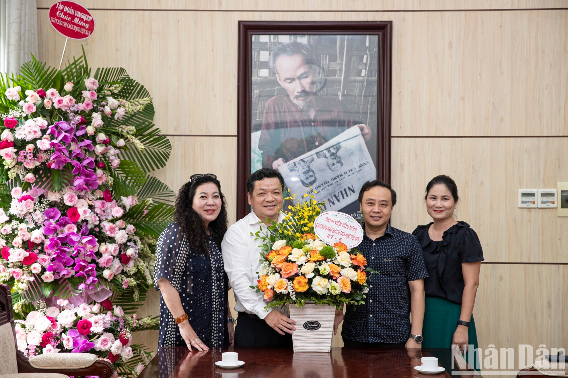 El doctor Bui Long, subdirector del hospital Huu Nghi (segundo desde la derecha), visita y felicita al rotativo.