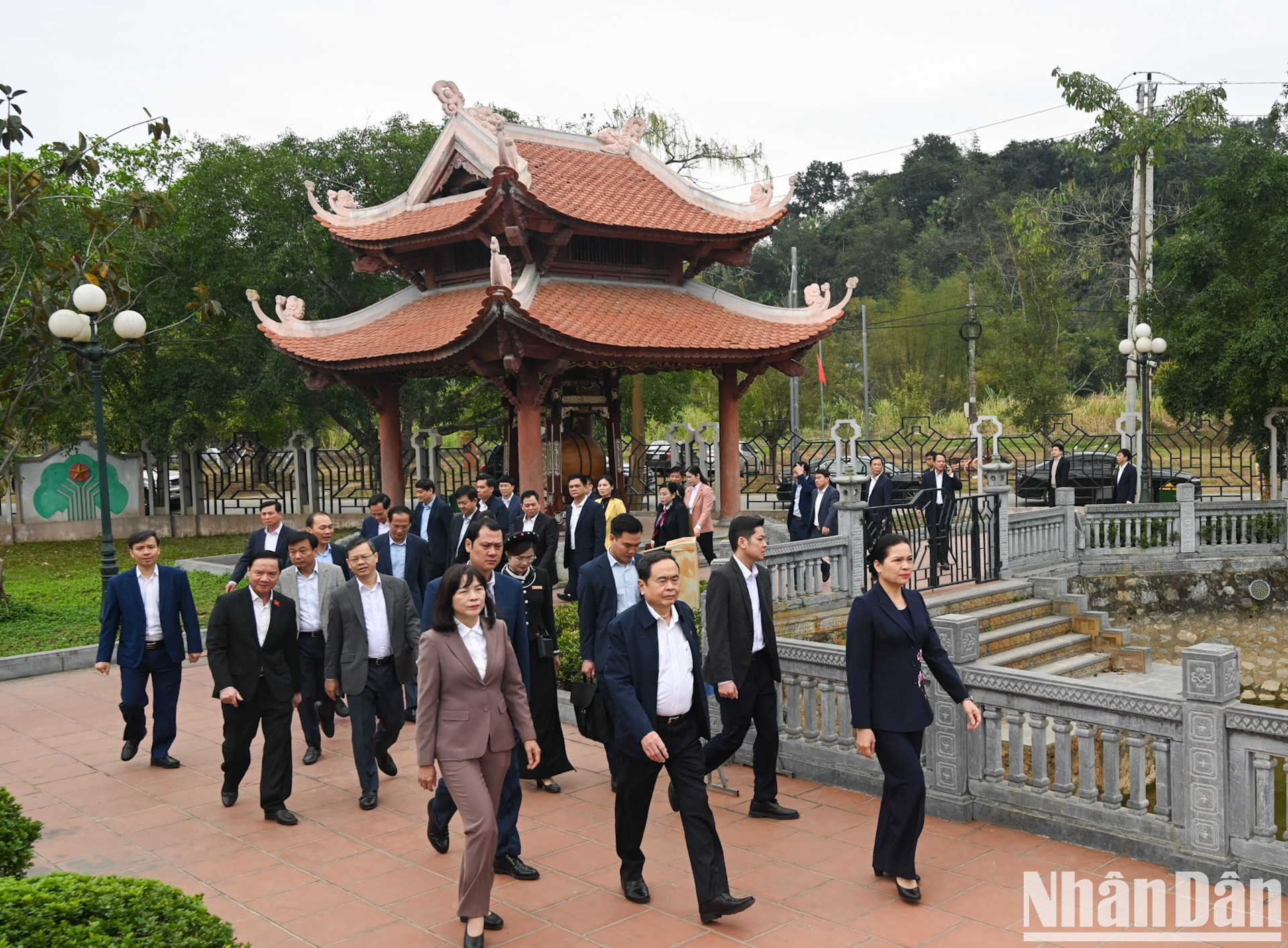 El presidente de la Asamblea Nacional vietnamita, Tran Thanh Man, y los delegados visitan el sitio conmemorativo de los predecesores revolucionarios en el área de Reliquia Nacional Especial de Tan Trao.