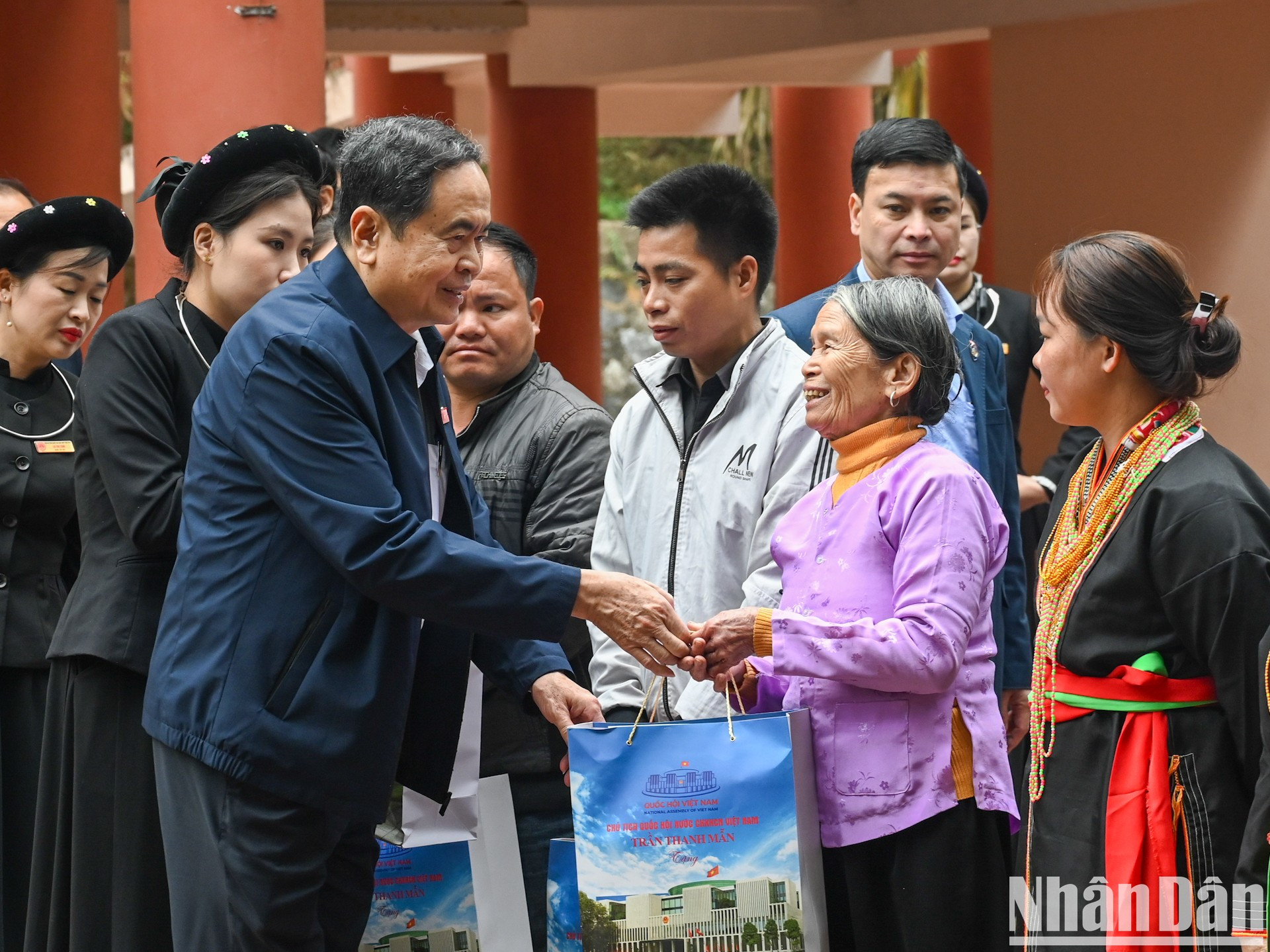 El presidente de la Asamblea Nacional vietnamita, Tran Thanh Man, entrega regalos a las familias beneficiarias de políticas en la comuna de Trung Yen, distrito de Son Duong.