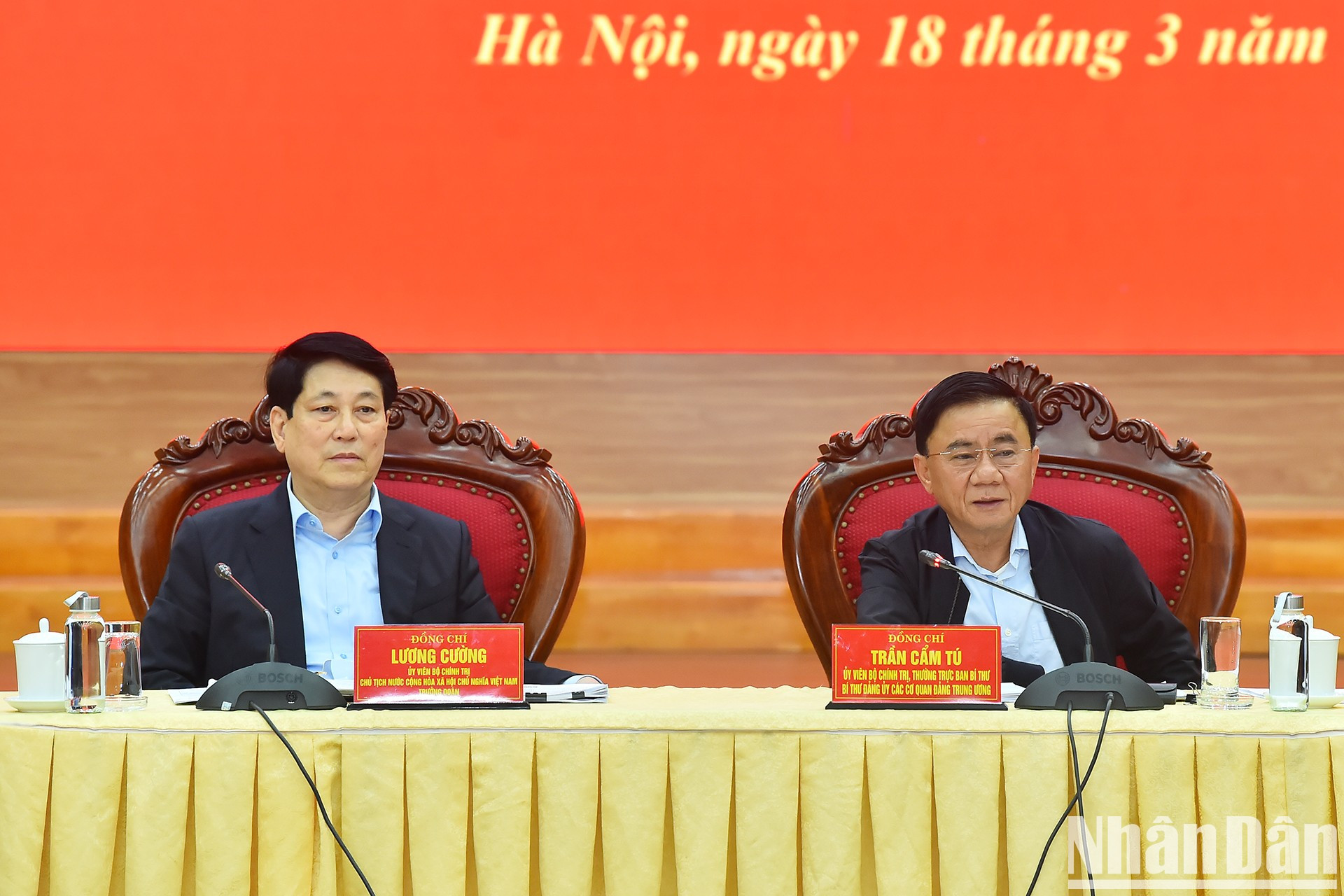 El presidente vietnamita, Luong Cuong, y el miembro permanente del Secretariado del Comité Central del PCV, Tran Cam Tu presiden la conferencia. El presidente vietnamita, Luong Cuong, y el miembro permanente del Secretariado del Comité Central del PCV, Tran Cam Tu presiden la conferencia.