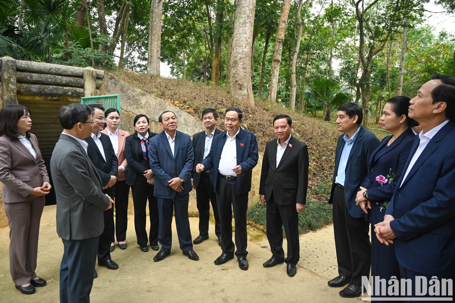 El presidente del Parlamento vietnamita y los delegados inspeccionan el Proyecto de Conservación y Restauración del Sitio de Reliquias del Comité Permanente de la Asamblea Nacional.