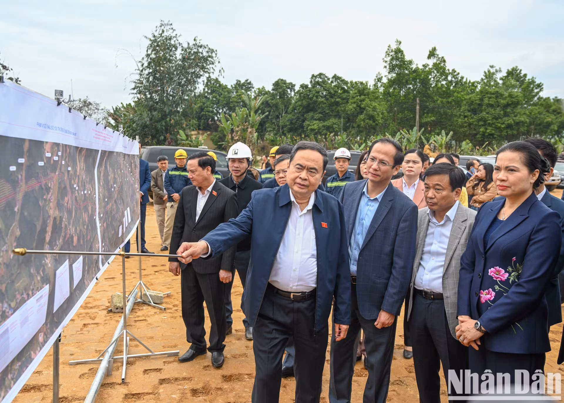 El titular de la Asamblea Nacional vietnamita, Tran Thanh Man, inspecciona el progreso de la construcción del proyecto.