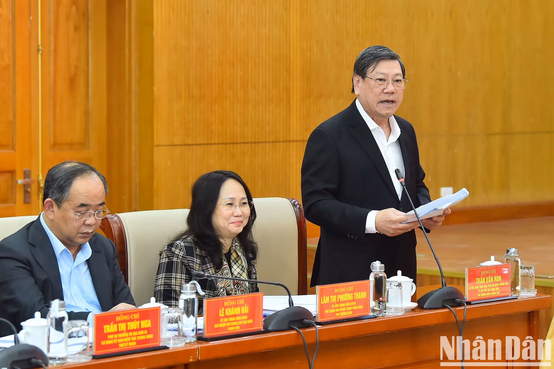 Tran Van Ron, subjefes permanentes de la Comisión de Inspección Disciplinaria del Comité Central del PCV y de la delegación de Inspección número 1907 presenta el borrador del informe sobre los resultados de la inspección al Comité partidista de los órganos centrales del Partido.