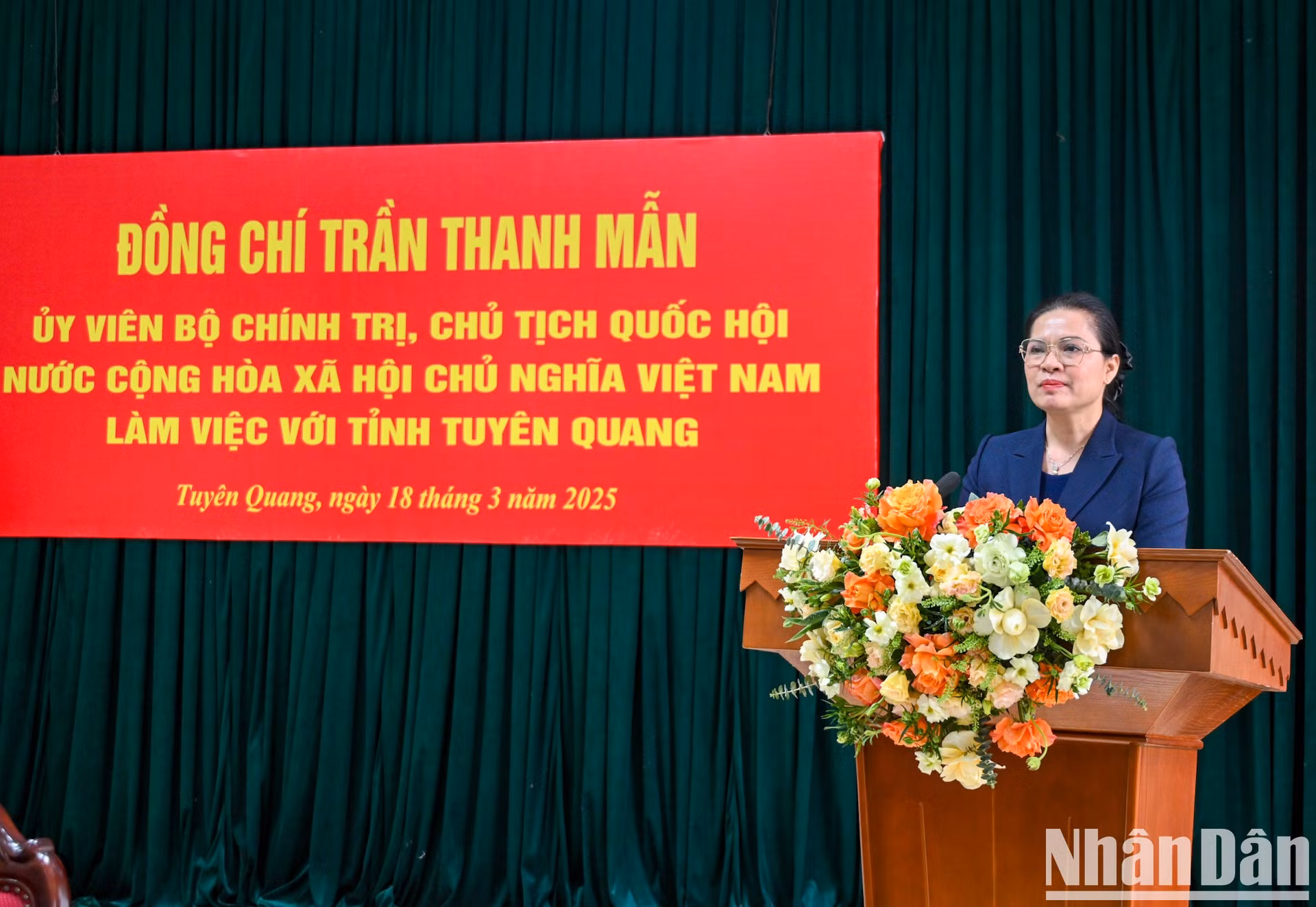 La secretaria del Comité del Partido de la provincia de Tuyen Quang, Ha Thi Nga, habla en la cita.