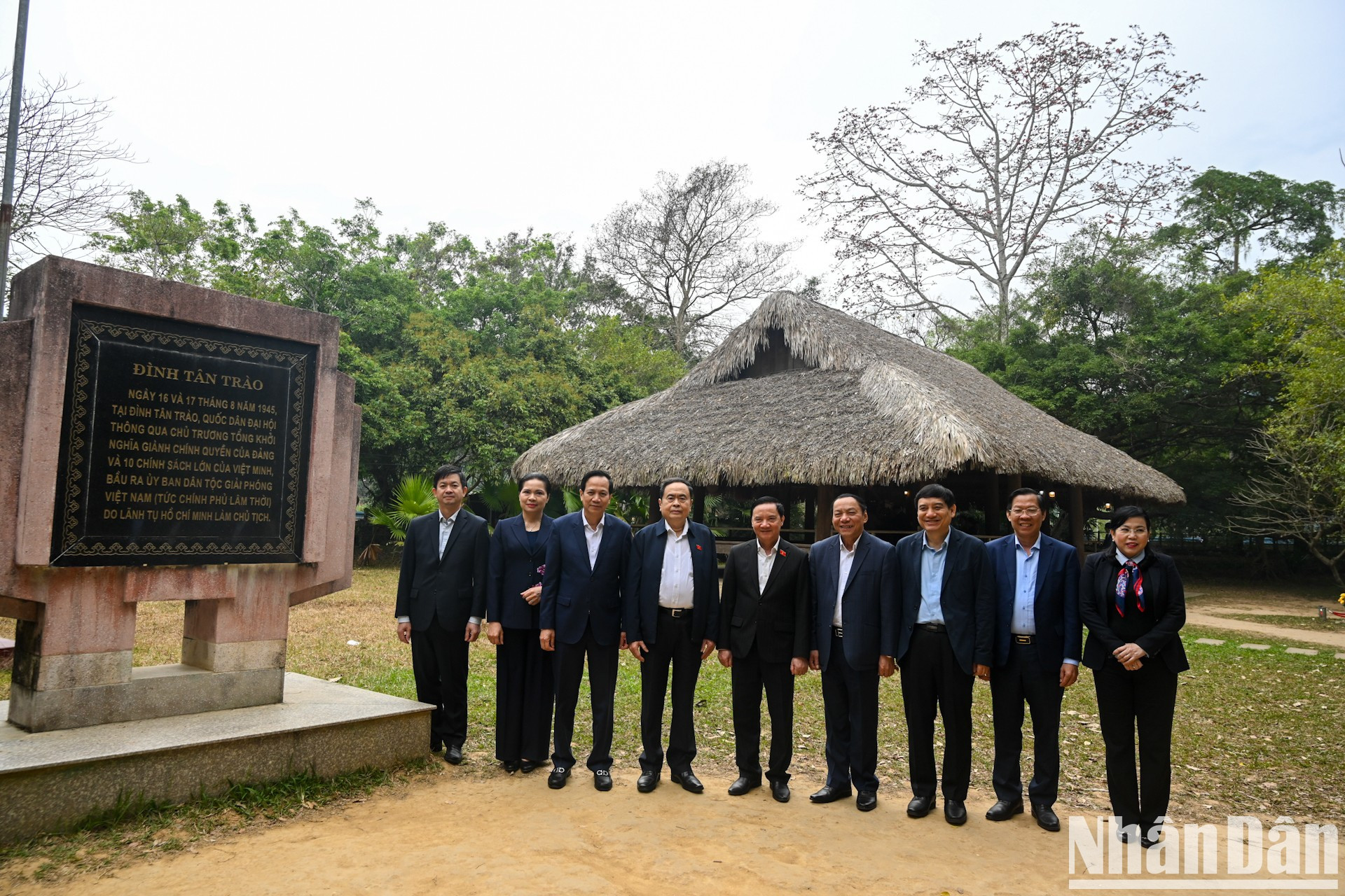El titular del Parlamento vietnamita, Tran Thanh Man, y los delegados en la casa comunal de Tan Trao.