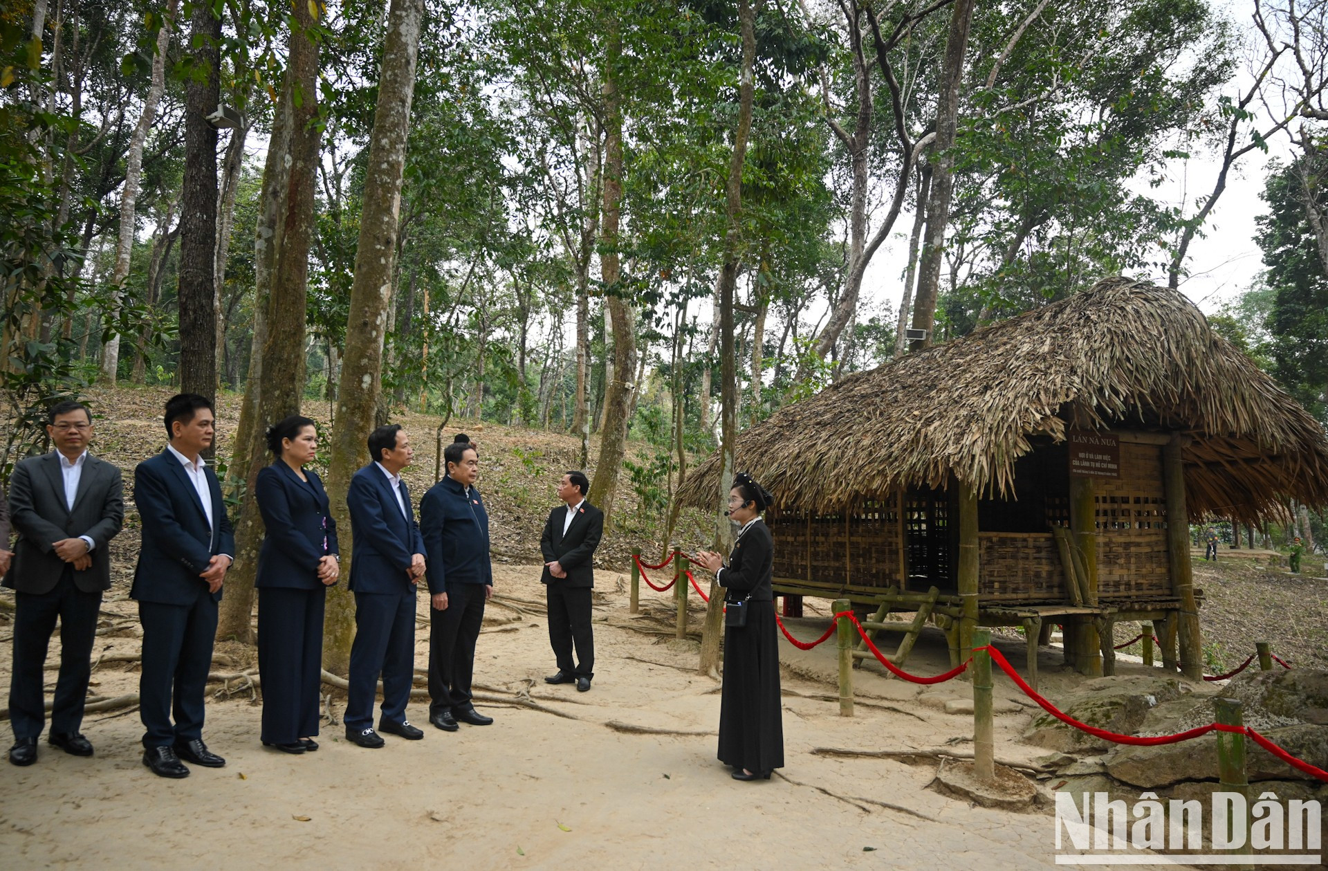 El presidente de la Asamblea Nacional vietnamita, Tran Thanh Man, y los delegados escuchan una introducción a la reliquia de la cabaña de Na Nua.