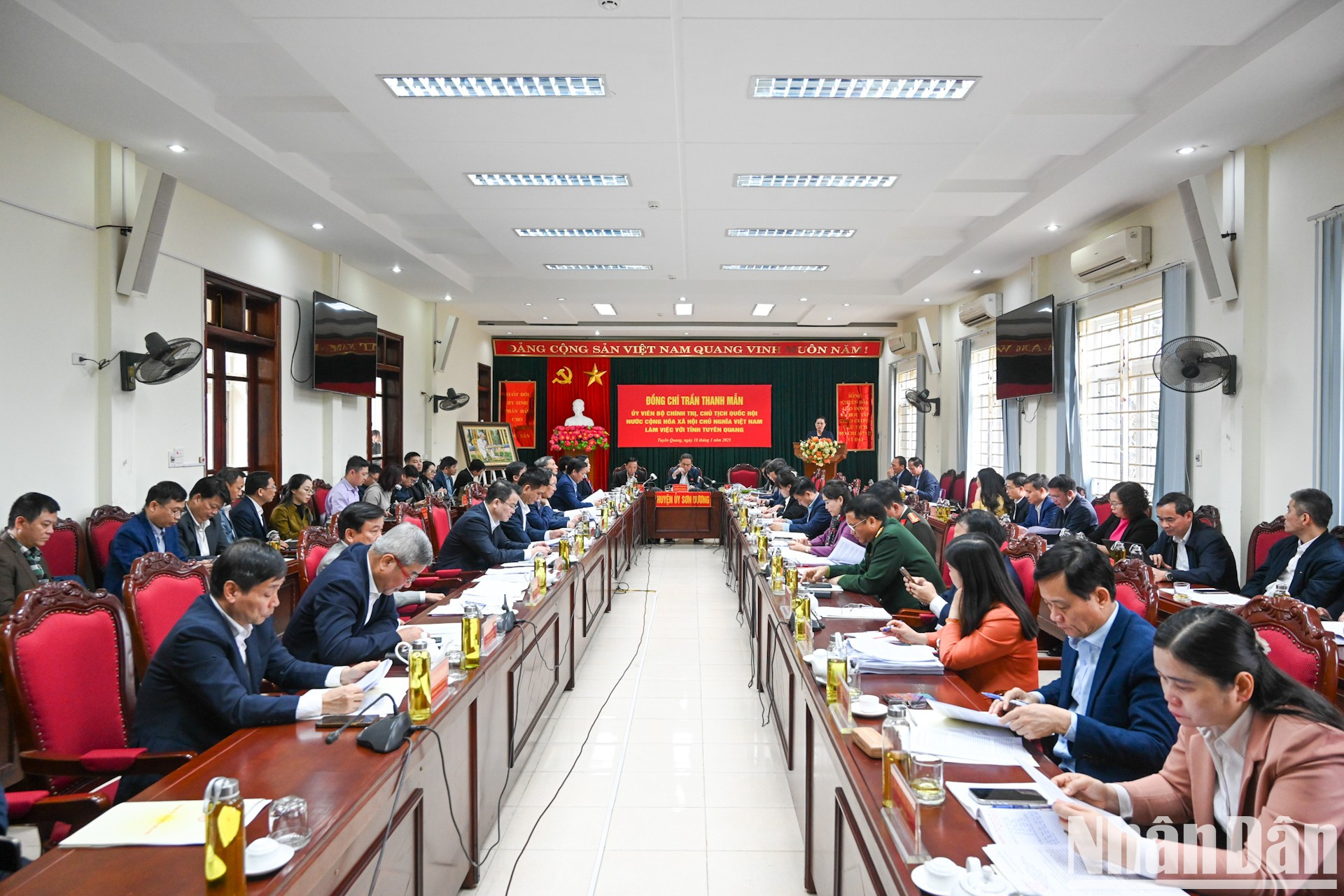 Escena de la reunión con el Buró ejecutivo del Comité del Partido Comunista de Vietnam en la provincia de Tuyen Quang. Escena de la reunión con el Buró ejecutivo del Comité del Partido Comunista de Vietnam en la provincia de Tuyen Quang.