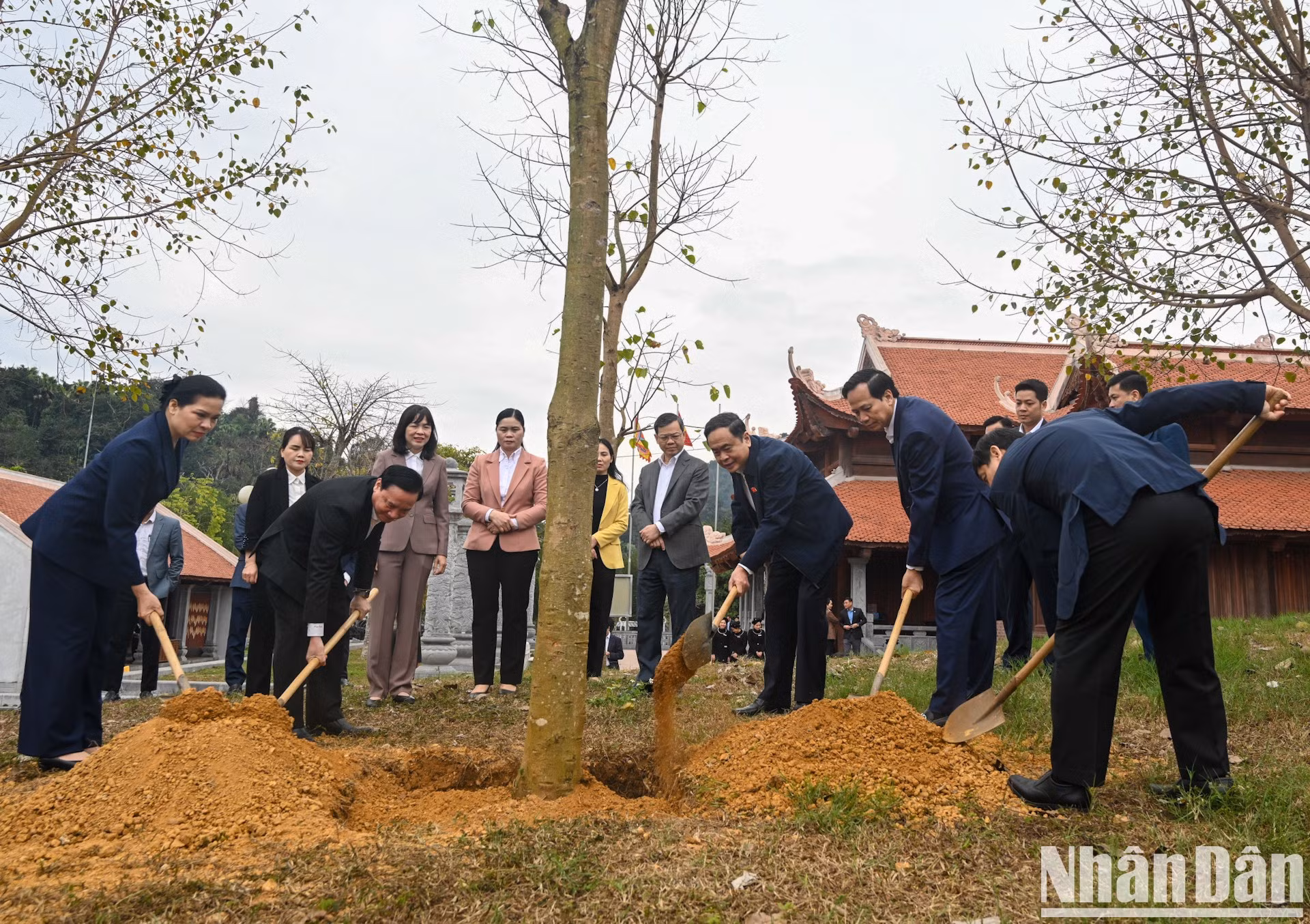 El presidente de la Asamblea Nacional vietnamita, Tran Thanh Man planta árboles en el área de Reliquia Nacional Especial de Tan Trao.