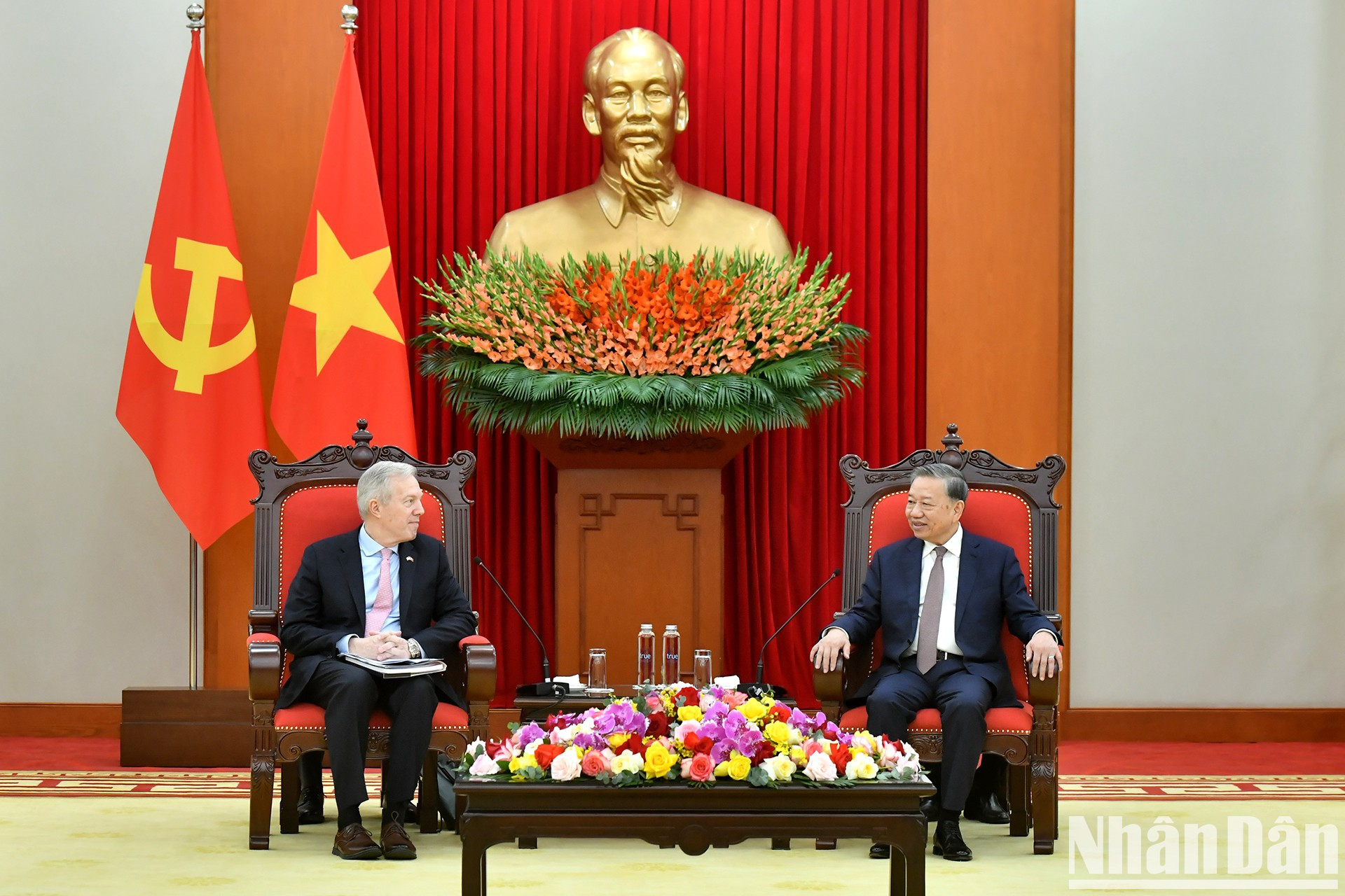 El secretario general del Partido Comunista de Vietnam, To Lam, y Ted Osius, presidente y director general del Consejo Empresarial Estados Unidos-Asean. El secretario general del Partido Comunista de Vietnam, To Lam, y Ted Osius, presidente y director general del Consejo Empresarial Estados Unidos-Asean.