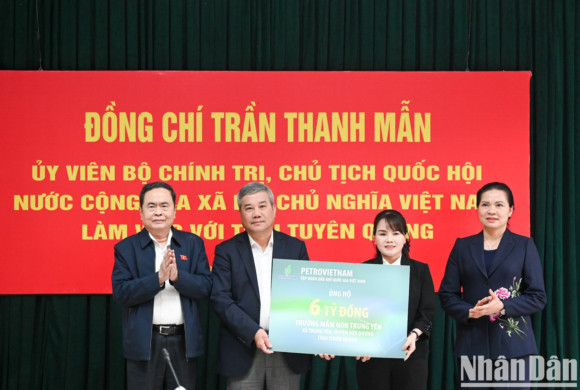 El Grupo Nacional de Petróleo y Gas de Vietnam dona fondos para construir del jardín de infancia de Trung Yen. El Grupo Nacional de Petróleo y Gas de Vietnam dona fondos para construir del jardín de infancia de Trung Yen.