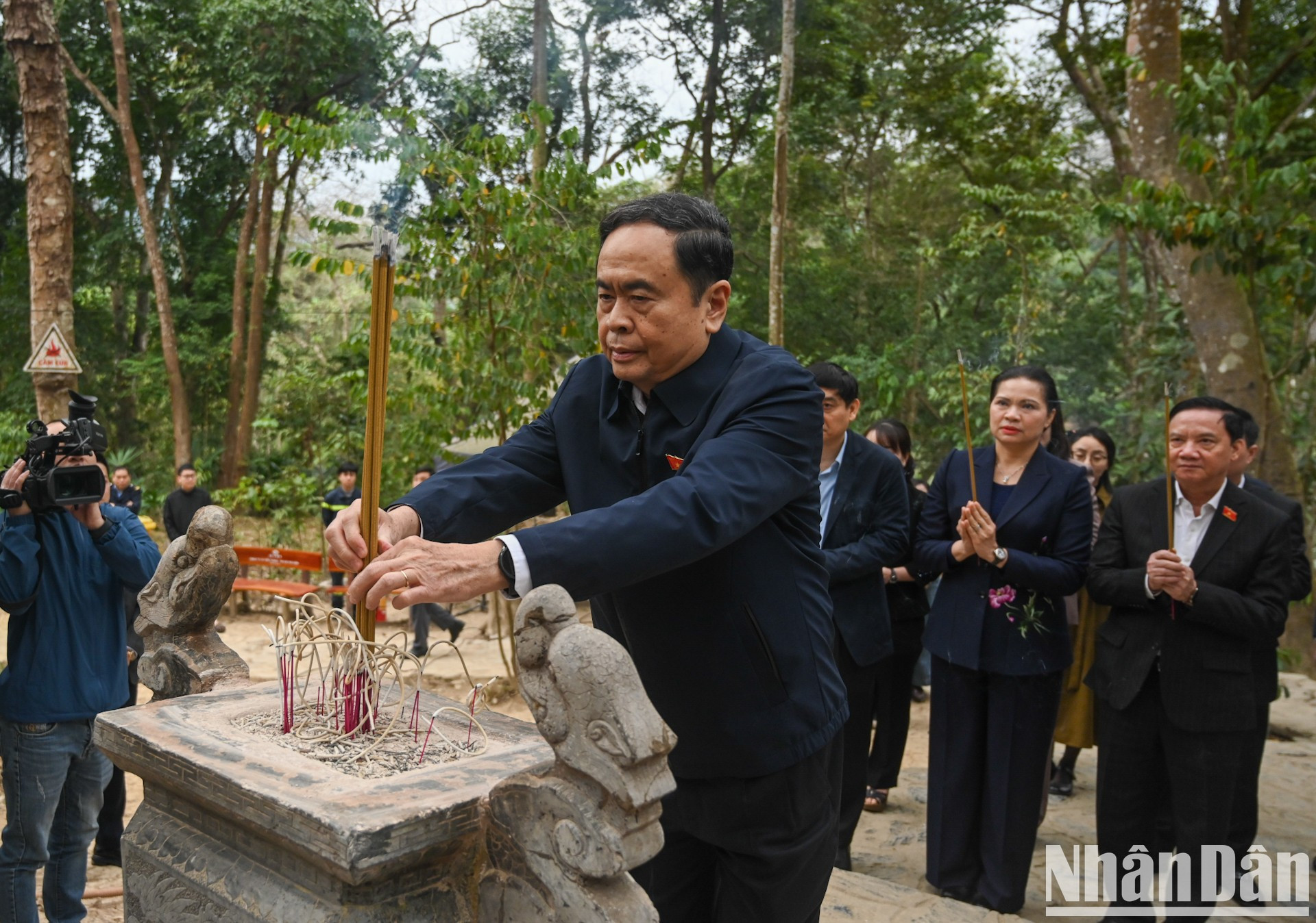 El presidente de la Asamblea Nacional vietnamita, Tran Thanh Man, ofrece inciensos en la cabaña de Na Nua.
