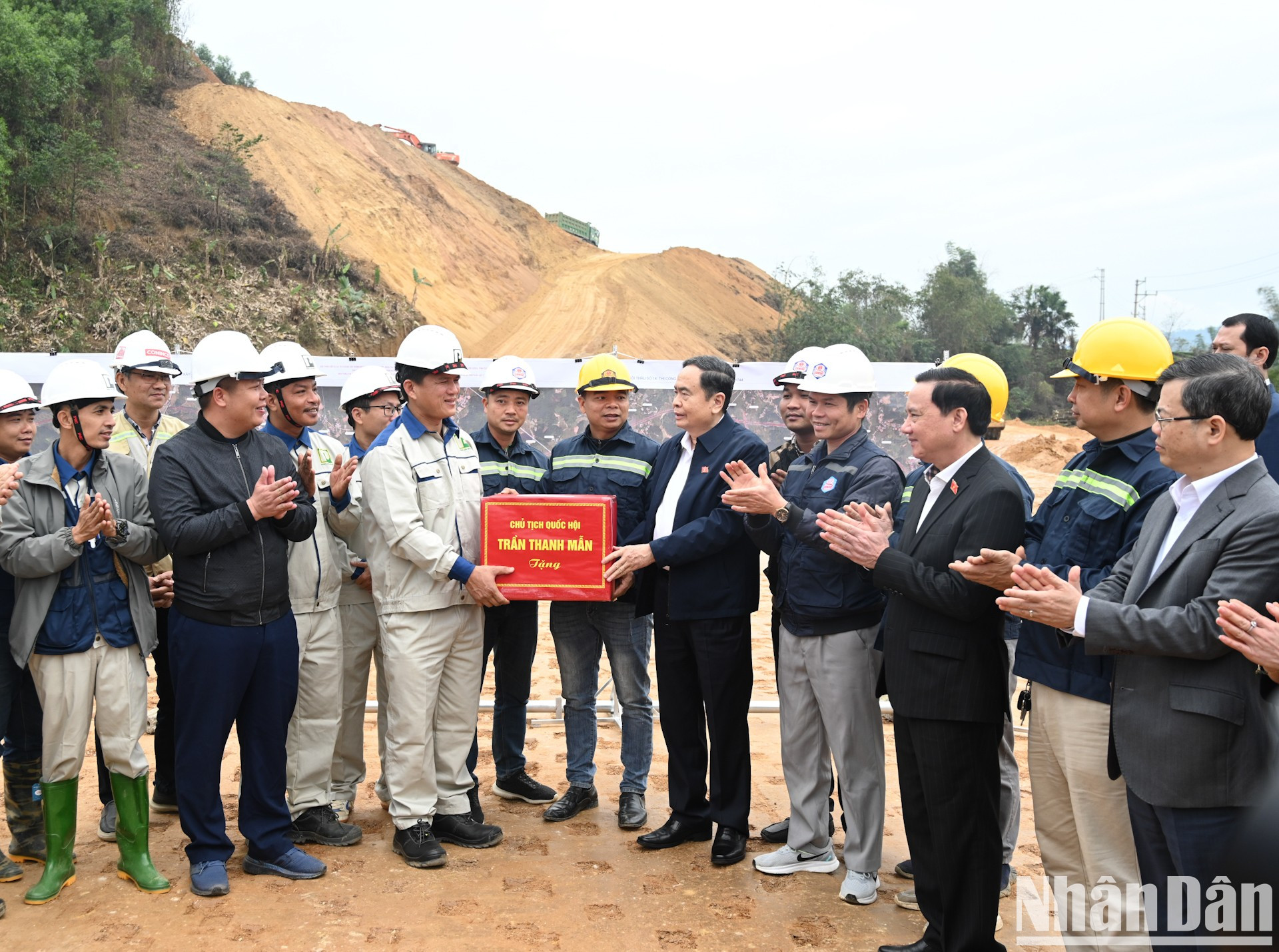 El presidente del Parlamento vietnamita, Tran Thanh Man, hace entrega de regalos a la entidad constructora del proyecto. El presidente del Parlamento vietnamita, Tran Thanh Man, hace entrega de regalos a la entidad constructora del proyecto.