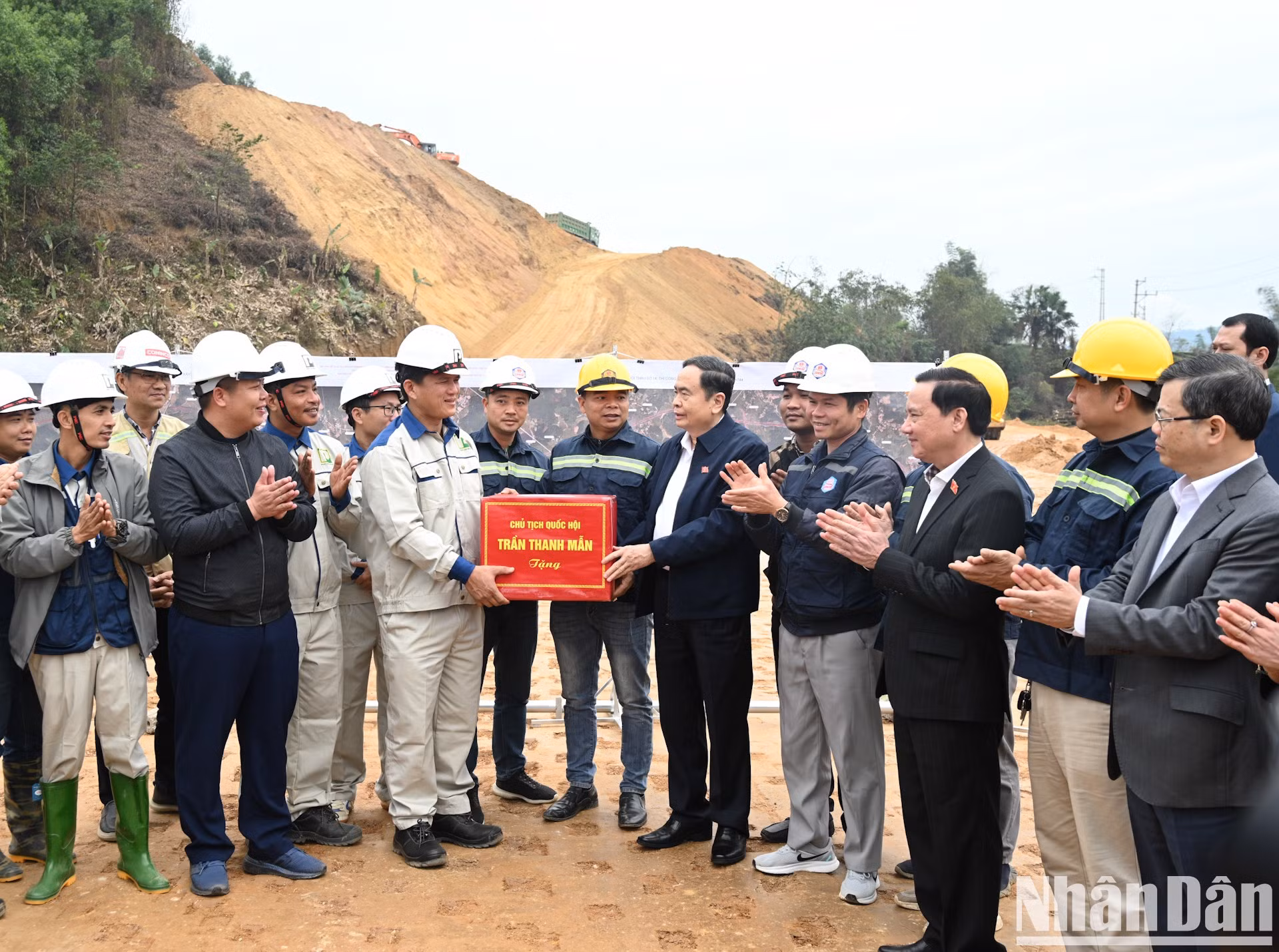 El presidente del Parlamento vietnamita, Tran Thanh Man, hace entrega de regalos a la entidad constructora del proyecto.