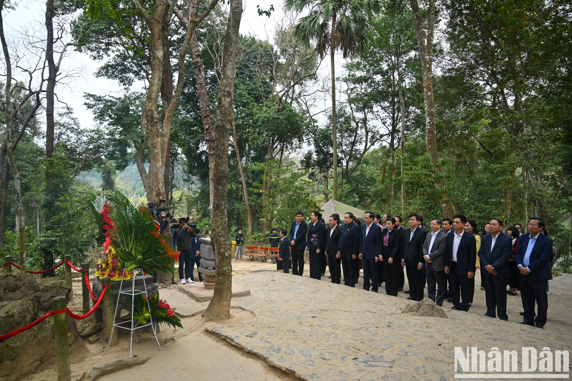 El dirigente del Legislativo vietnamita, los delegados y los líderes provinciales rinden homenaje al Tío Ho.
