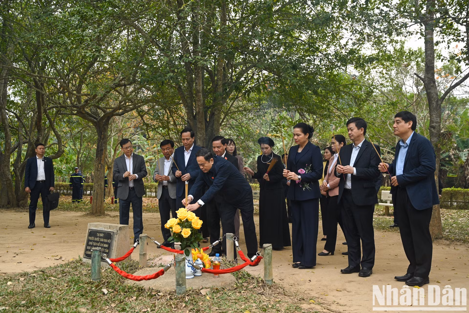 El presidente de la Asamblea Nacional vietnamita, Tran Thanh Man, y los delegados visitan y ofrecen inciensos en la casa comunal de Tan Trao.