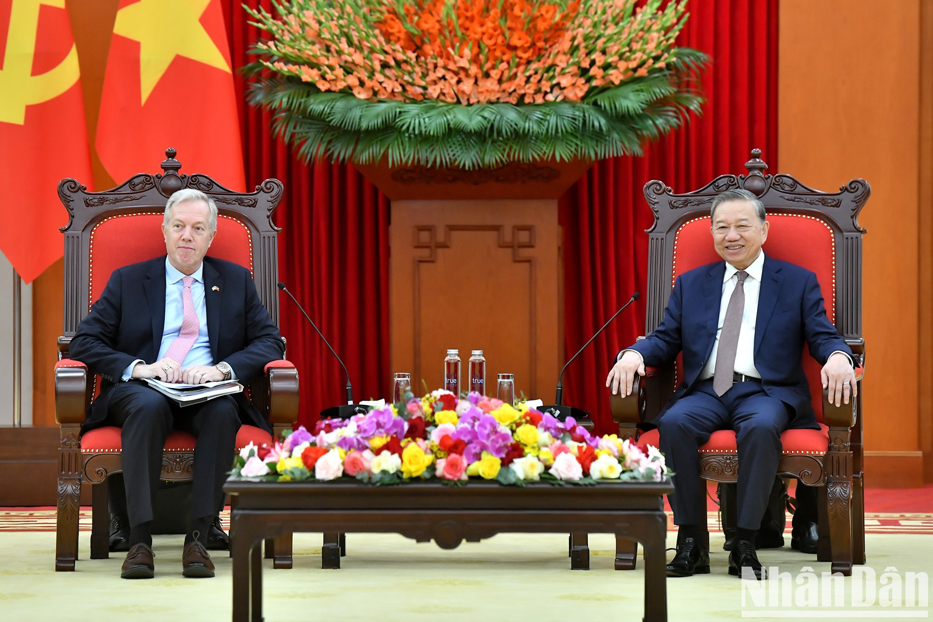 El secretario general del Partido Comunista de Vietnam, To Lam, recibe a Ted Osius, presidente y director general del Consejo Empresarial Estados Unidos-Asean. El secretario general del Partido Comunista de Vietnam, To Lam, recibe a Ted Osius, presidente y director general del Consejo Empresarial Estados Unidos-Asean.
