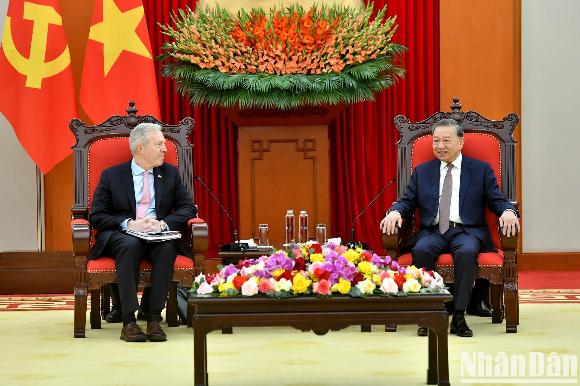 El secretario general del Partido Comunista de Vietnam, To Lam, y Ted Osius, presidente y director general del Consejo Empresarial Estados Unidos-Asean. El secretario general del Partido Comunista de Vietnam, To Lam, y Ted Osius, presidente y director general del Consejo Empresarial Estados Unidos-Asean.
