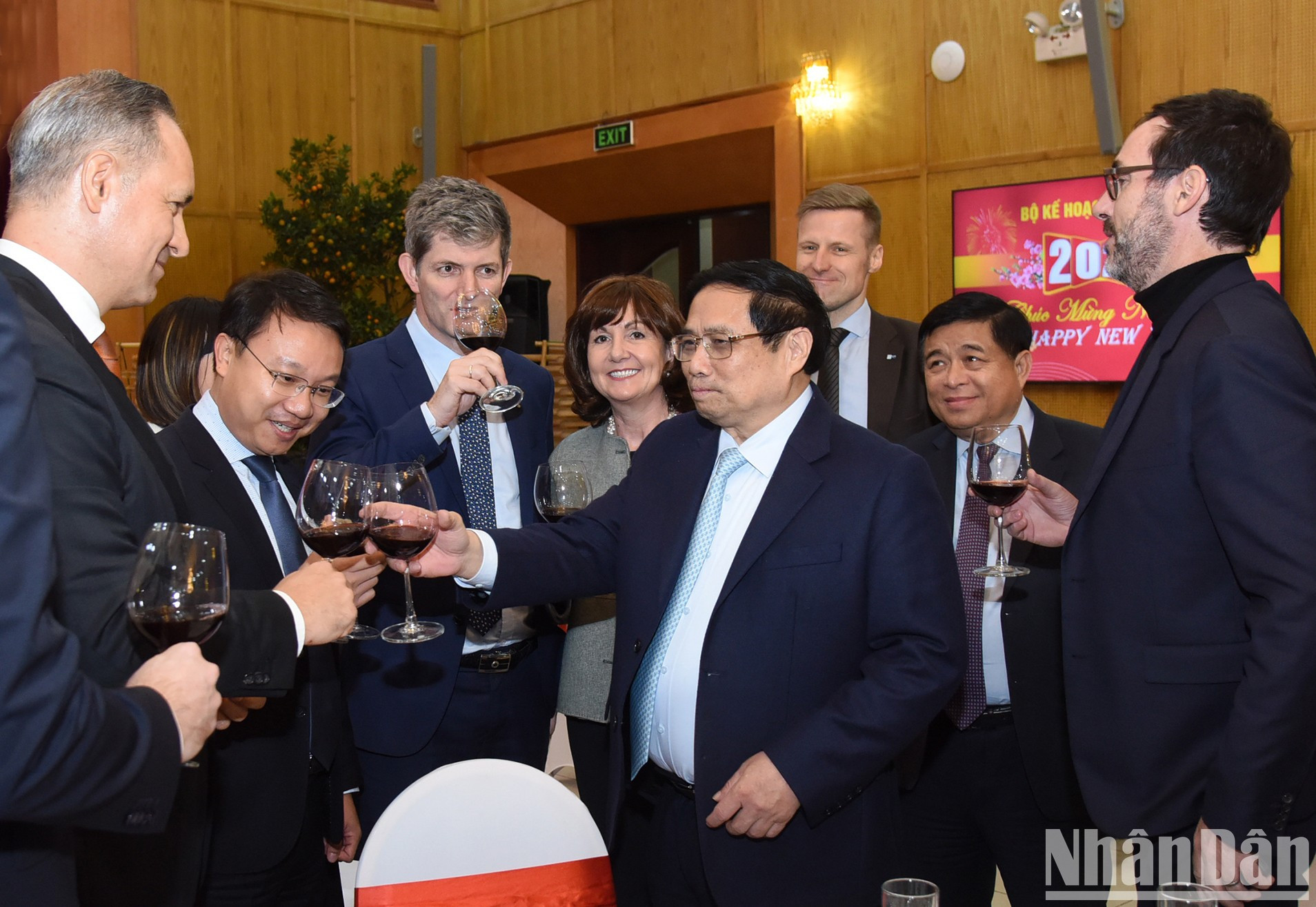 El jefe de Gobierno vietnamita y los embajadores, representantes de organizaciones internacionales e inversores extranjeros en el país indochino. El jefe de Gobierno vietnamita y los embajadores, representantes de organizaciones internacionales e inversores extranjeros en el país indochino.