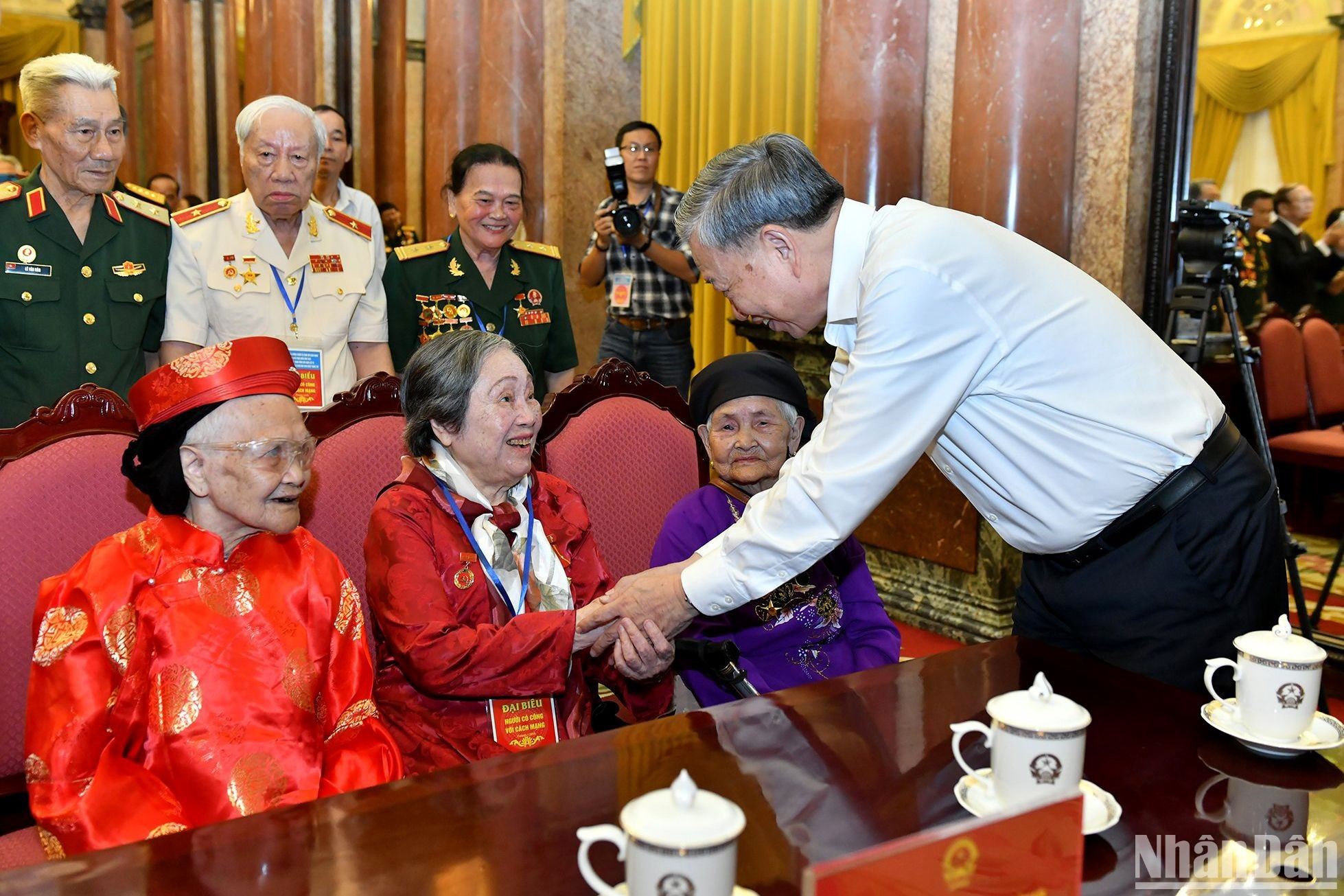 El presidente de Vietnam, To Lam, saluda a las Madres Heroicas vietnamitas en el evento.