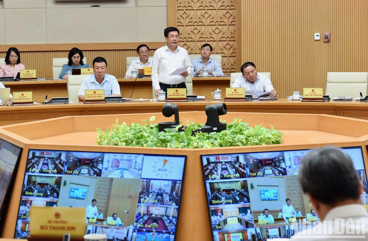 El ministro de Industria y Comercio, Nguyen Hong Dien, pronunció un discurso. El ministro de Industria y Comercio, Nguyen Hong Dien, pronunció un discurso.