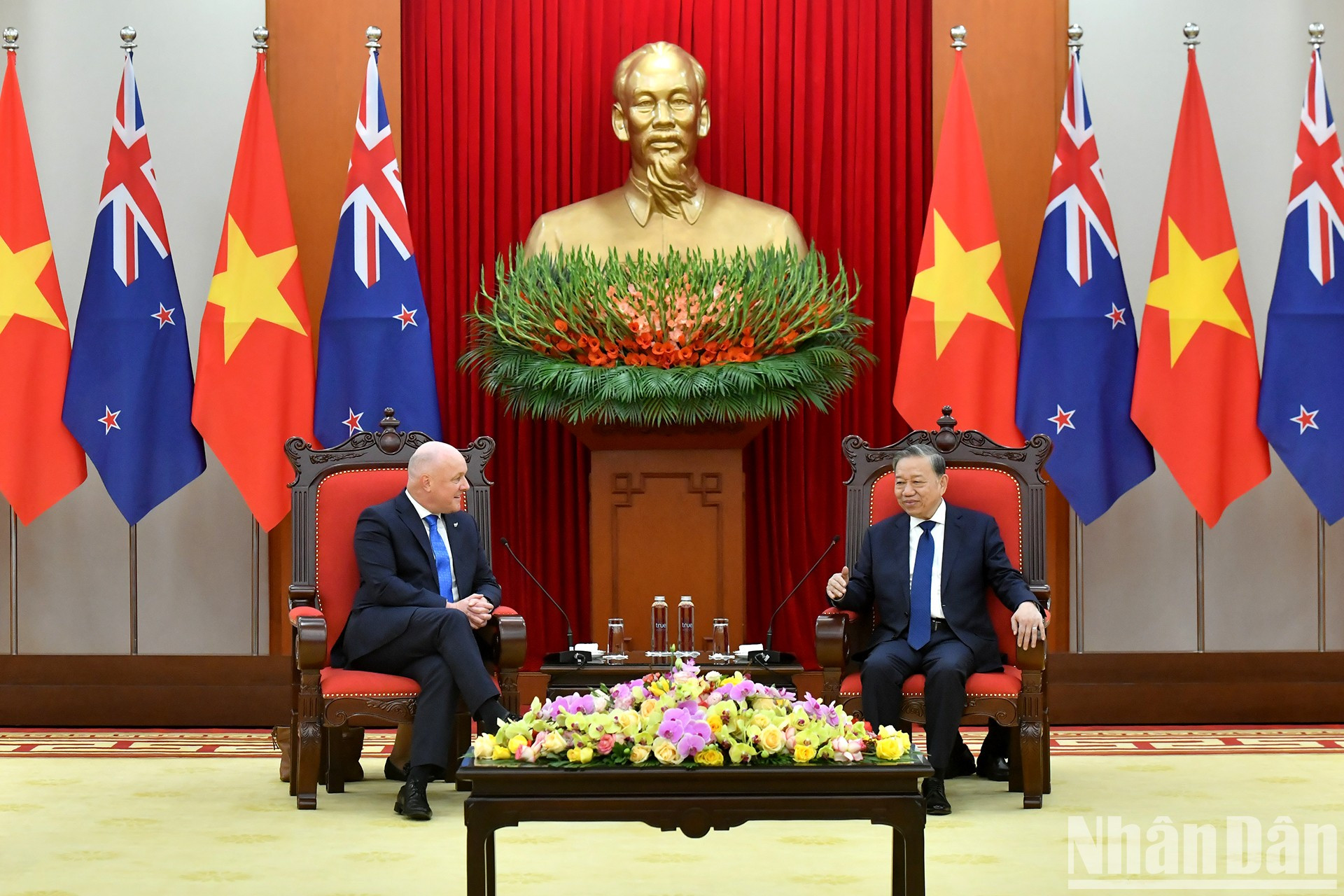 El secretario general del Partido Comunista de Vietnam, To Lam, recibe al premier de Nueva Zelanda, Christopher Luxon. El secretario general del Partido Comunista de Vietnam, To Lam, recibe al premier de Nueva Zelanda, Christopher Luxon.