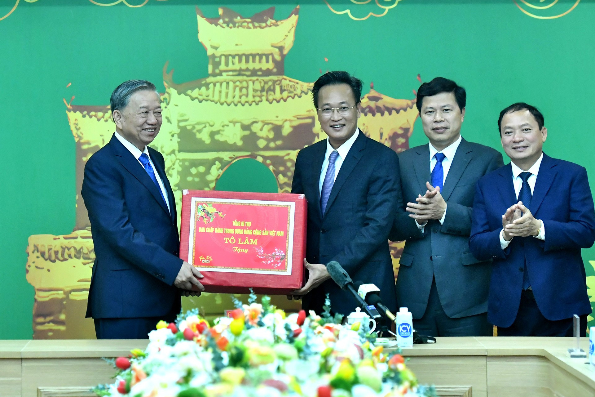 El secretario general del Partido Comunista de Vietnam, To Lam, entrega regalos al Comité del Partido, el gobierno y la población de la provincia de Hung Yen.