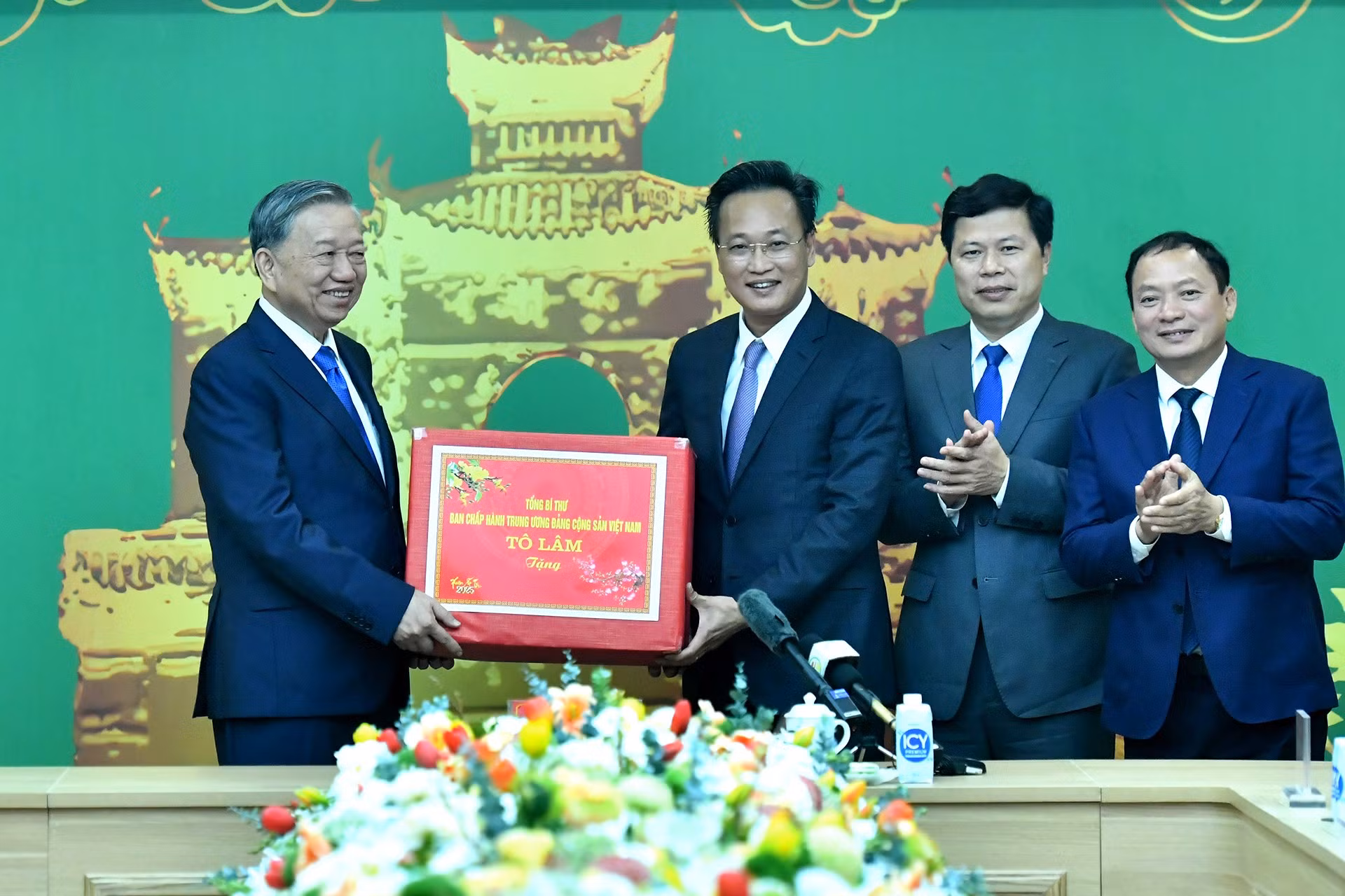El secretario general del Partido Comunista de Vietnam, To Lam, entrega regalos al Comité del Partido, el gobierno y la población de la provincia de Hung Yen.