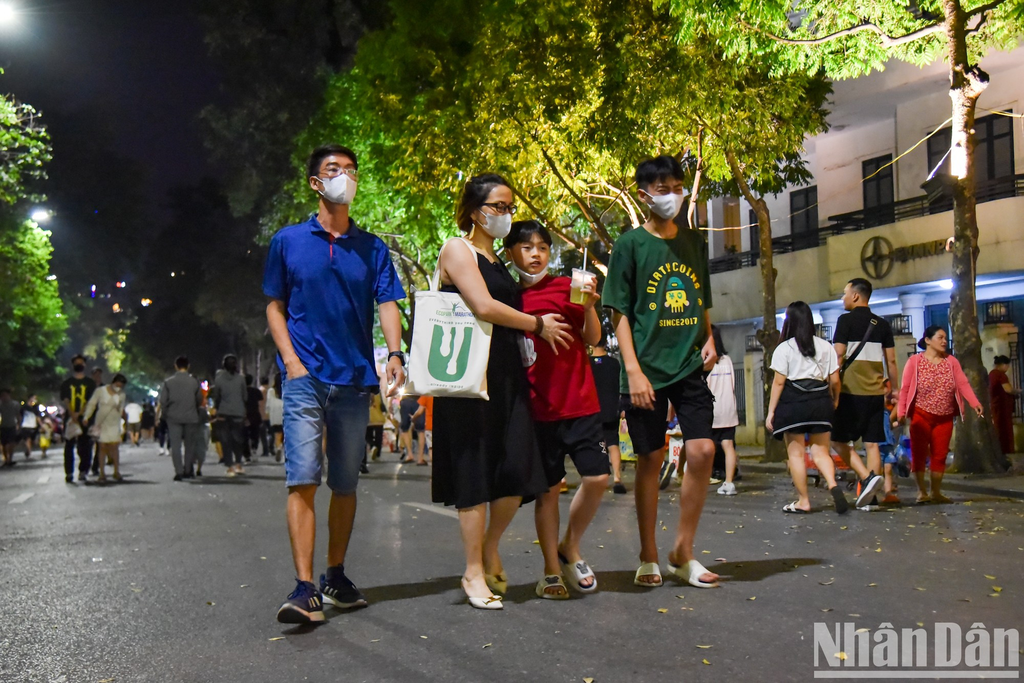 El espacio alrededor del lago Hoan Kiem es un lugar ideal para que las familias pasen las vacaciones en la capital. El espacio alrededor del lago Hoan Kiem es un lugar ideal para que las familias pasen las vacaciones en la capital.