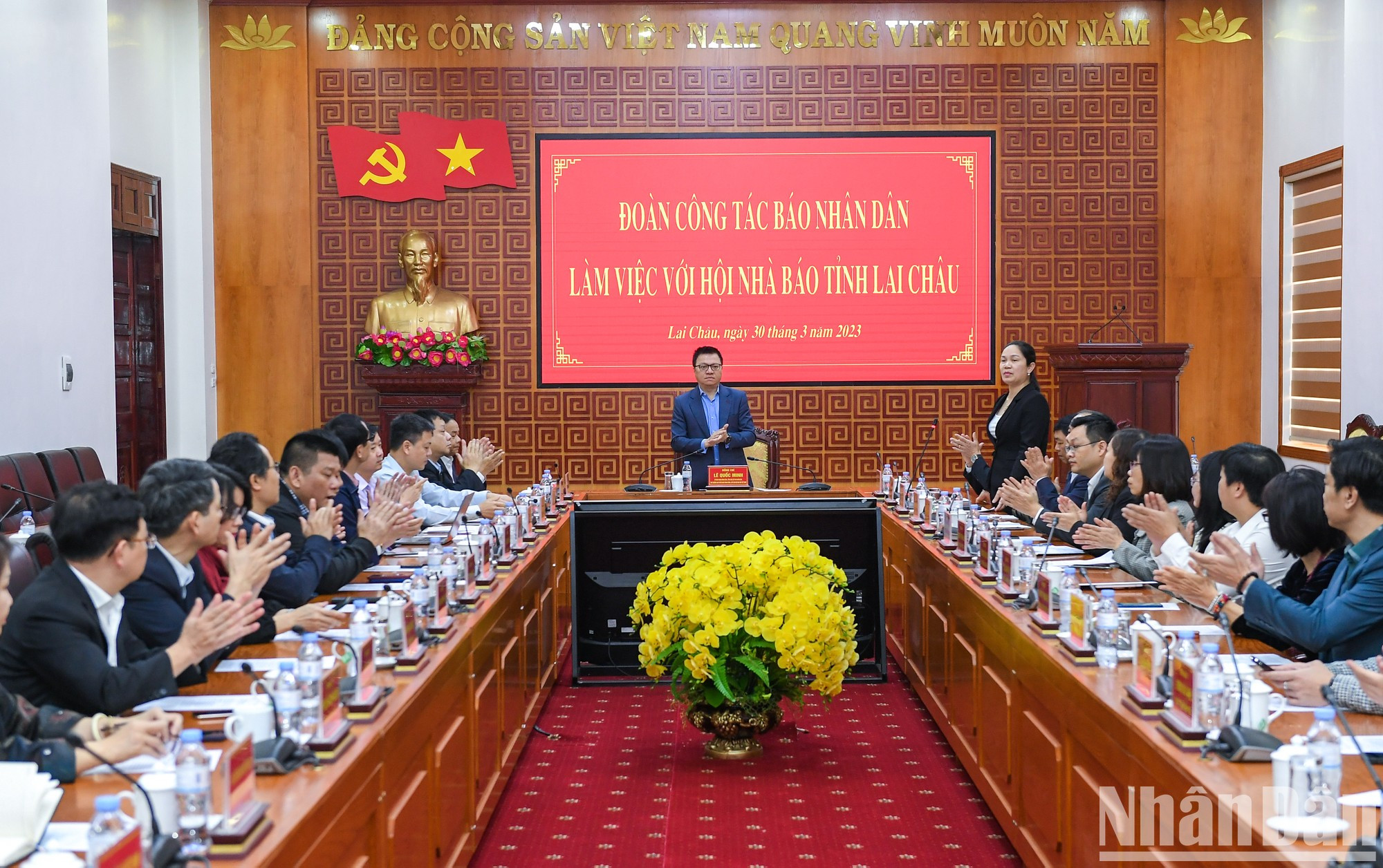 La delegación de Nhan Dan sostiene una reunión con la Asociación de Periodistas de Lai Chau.