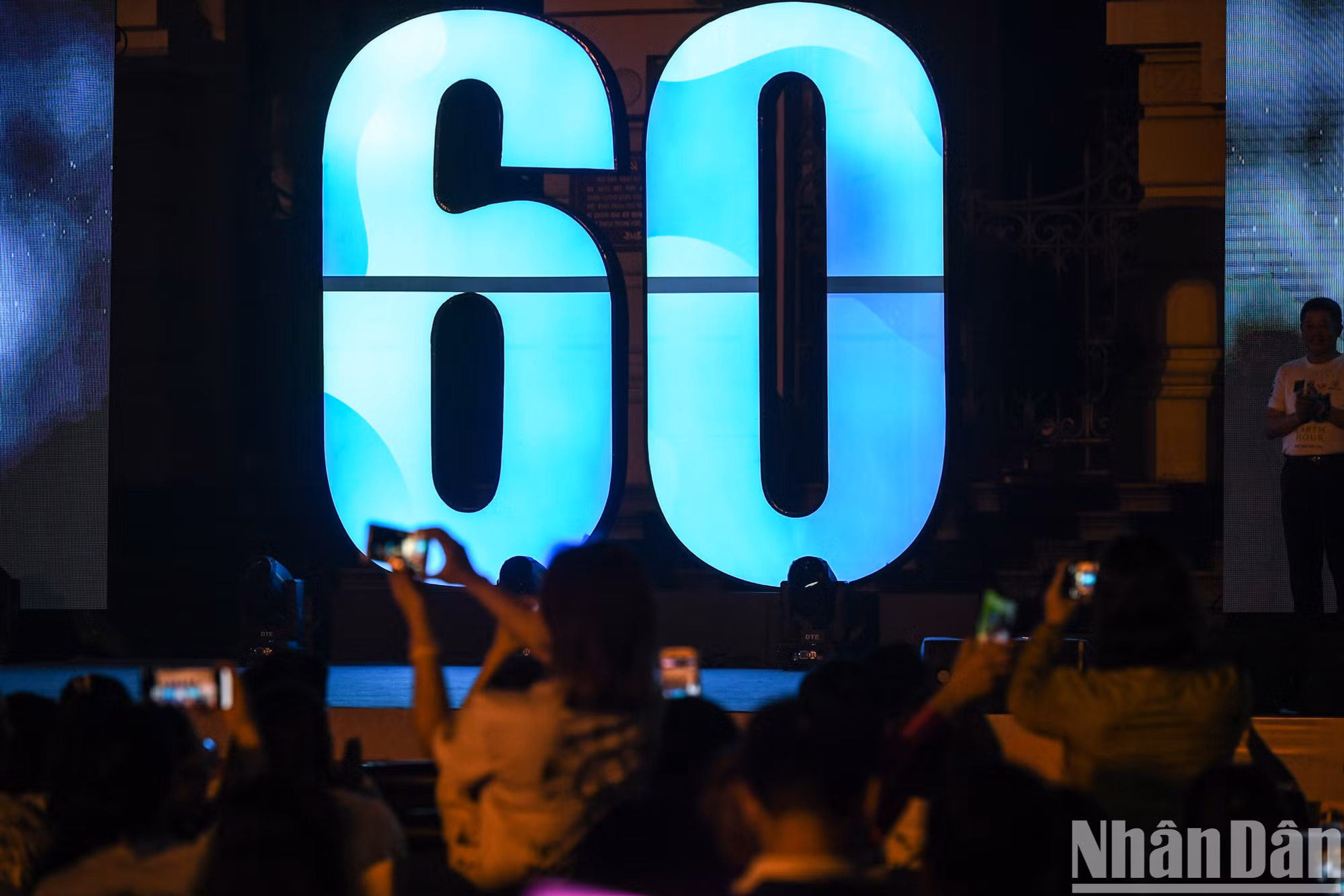 [Foto] Ciudadanos de Hanói responden a campaña La Hora del Planeta 2023
