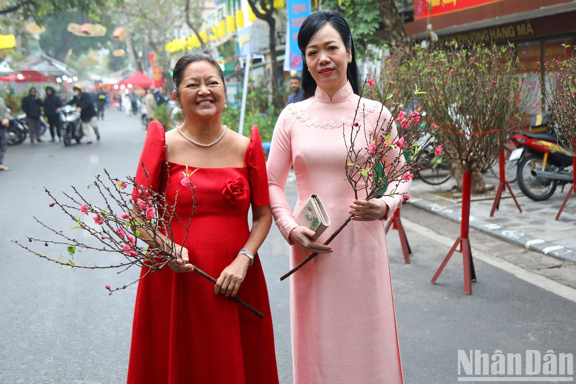 Thanh Tam y Louise Araneta en el mercado tradicional de flores de Hang Luoc.