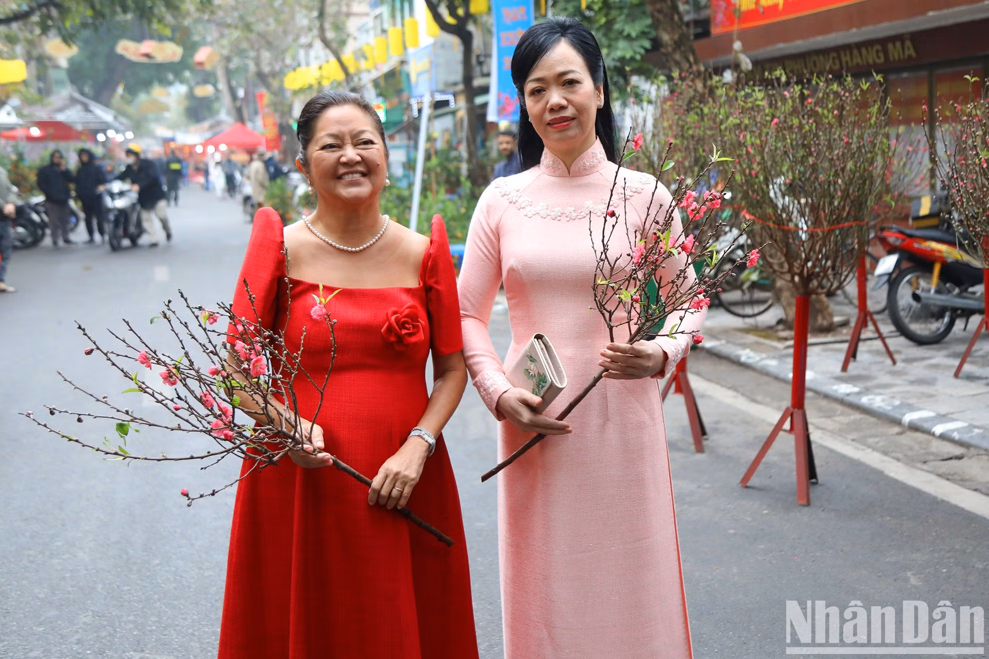 Thanh Tam y Louise Araneta en el mercado tradicional de flores de Hang Luoc.