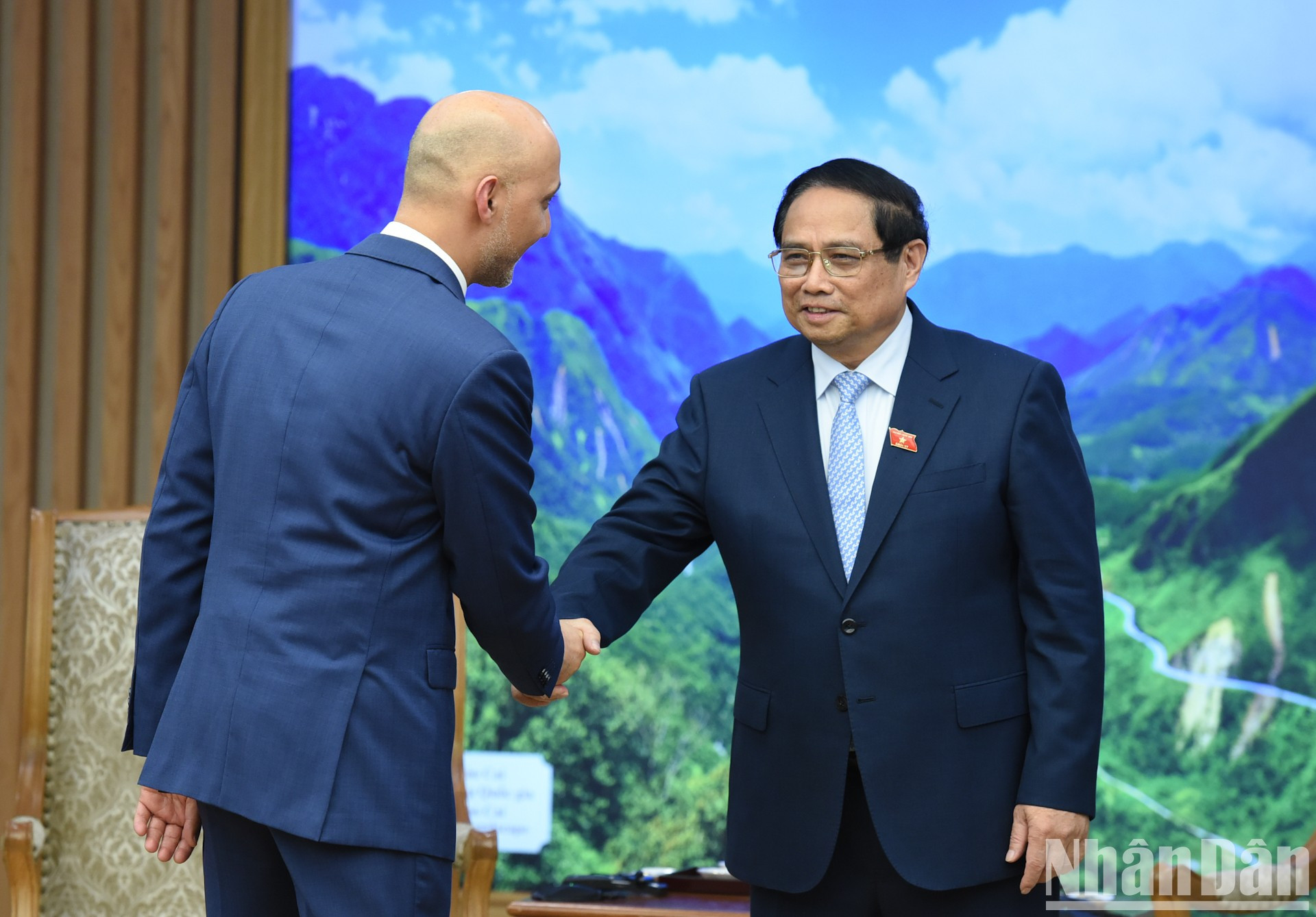 El primer ministro vietnamita, Pham Minh Chinh, y los delegados de los EAU. El primer ministro vietnamita, Pham Minh Chinh, y los delegados de los EAU.