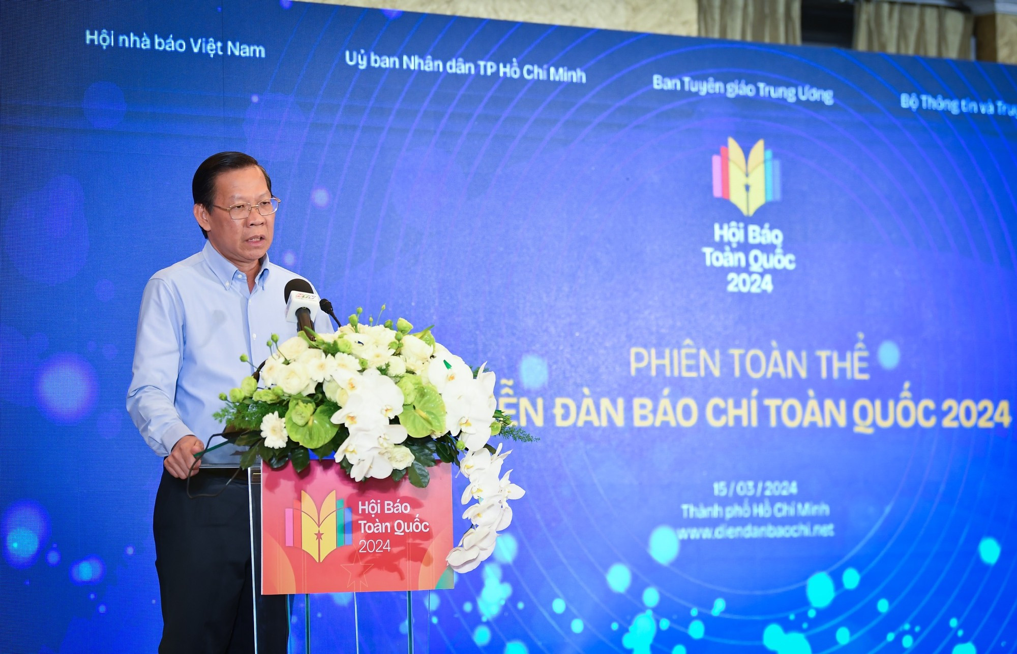 En su intervención en el acto, Phan Van Mai, Presidente del Comité Popular de Ciudad Ho Chi Minh, destaca el papel de la prensa revolucionaria vietnamita. Afirmó que la ciudad siempre ha considerado a la prensa revolucionaria como una fuerza importante que contribuye significativamente al desarrollo de la ciudad. En su intervención en el acto, Phan Van Mai, Presidente del Comité Popular de Ciudad Ho Chi Minh, destaca el papel de la prensa revolucionaria vietnamita. Afirmó que la ciudad siempre ha considerado a la prensa revolucionaria como una fuerza importante que contribuye significativamente al desarrollo de la ciudad.