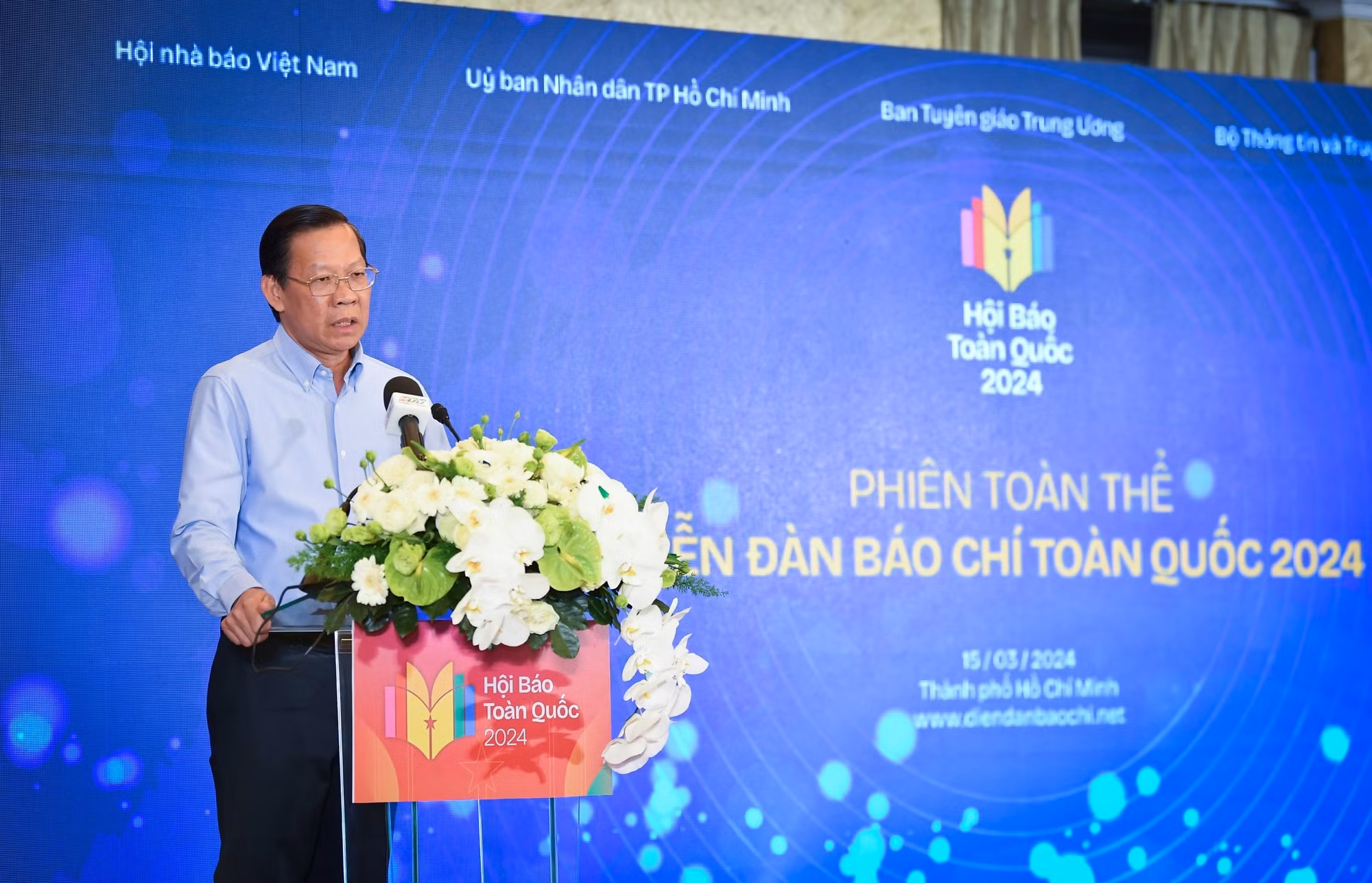 En su intervención en el acto, Phan Van Mai, Presidente del Comité Popular de Ciudad Ho Chi Minh, destaca el papel de la prensa revolucionaria vietnamita. Afirmó que la ciudad siempre ha considerado a la prensa revolucionaria como una fuerza importante que contribuye significativamente al desarrollo de la ciudad.