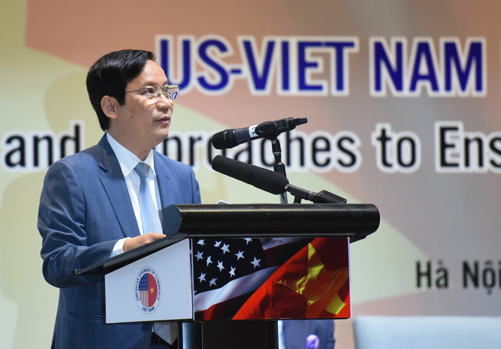 El presidente de la Confederación de Comercio e Industria de Vietnam, Pham Tan Cong, pronuncia un discurso de apertura. El presidente de la Confederación de Comercio e Industria de Vietnam, Pham Tan Cong, pronuncia un discurso de apertura.