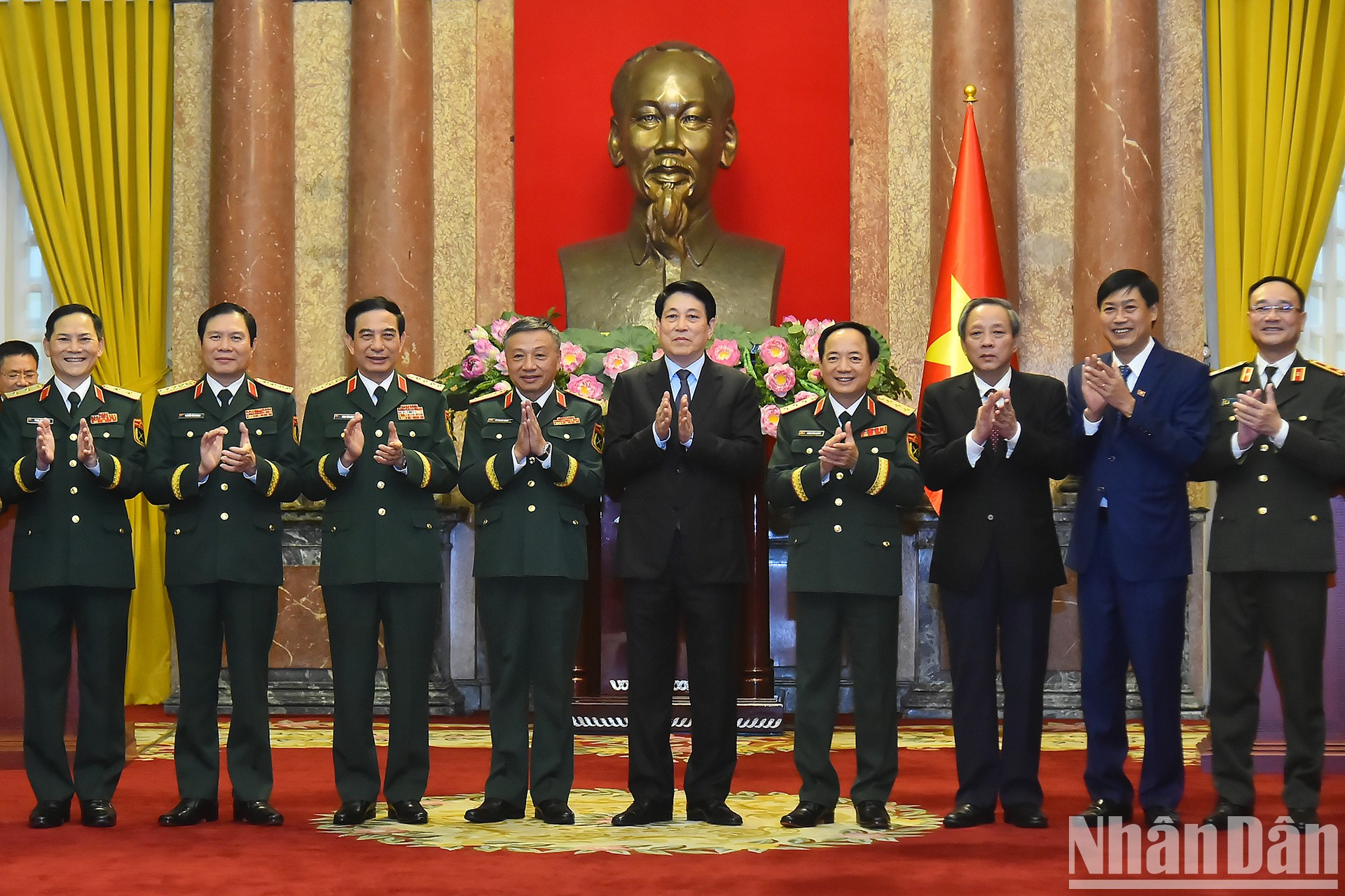 El presidente vietnamita, Luong Cuong, y los delegados.