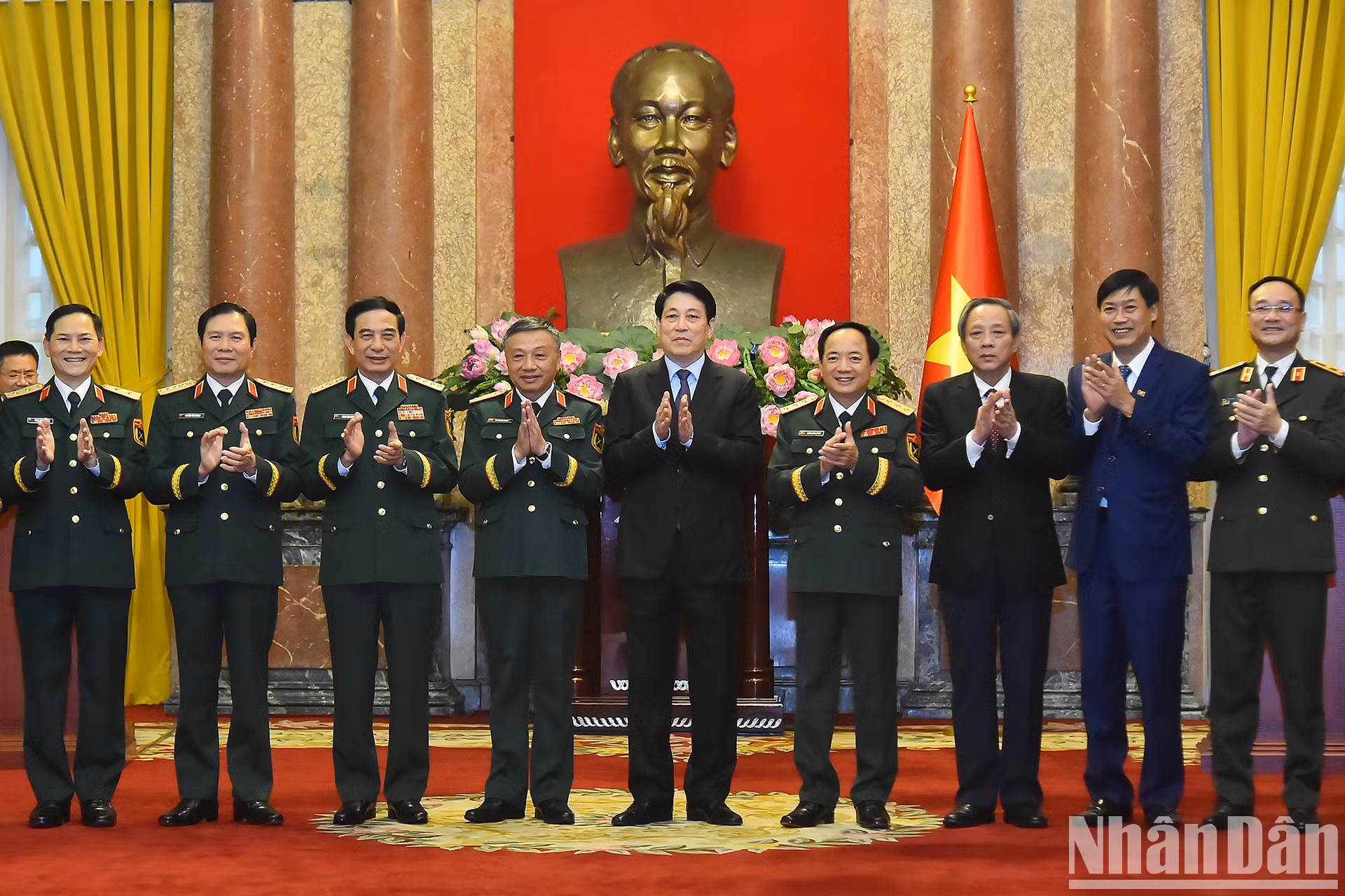 El presidente vietnamita, Luong Cuong, y los delegados.