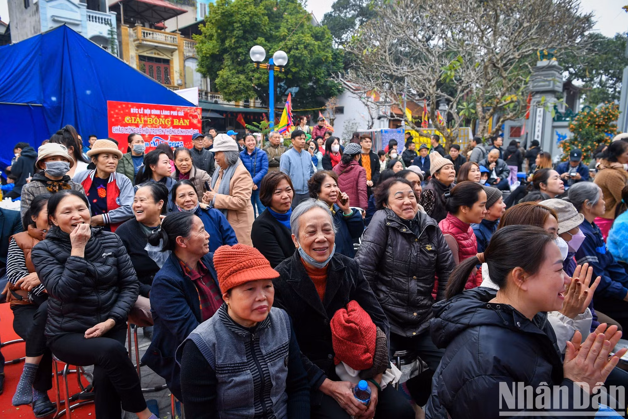Numerosos habitantes locales participan en el festival.